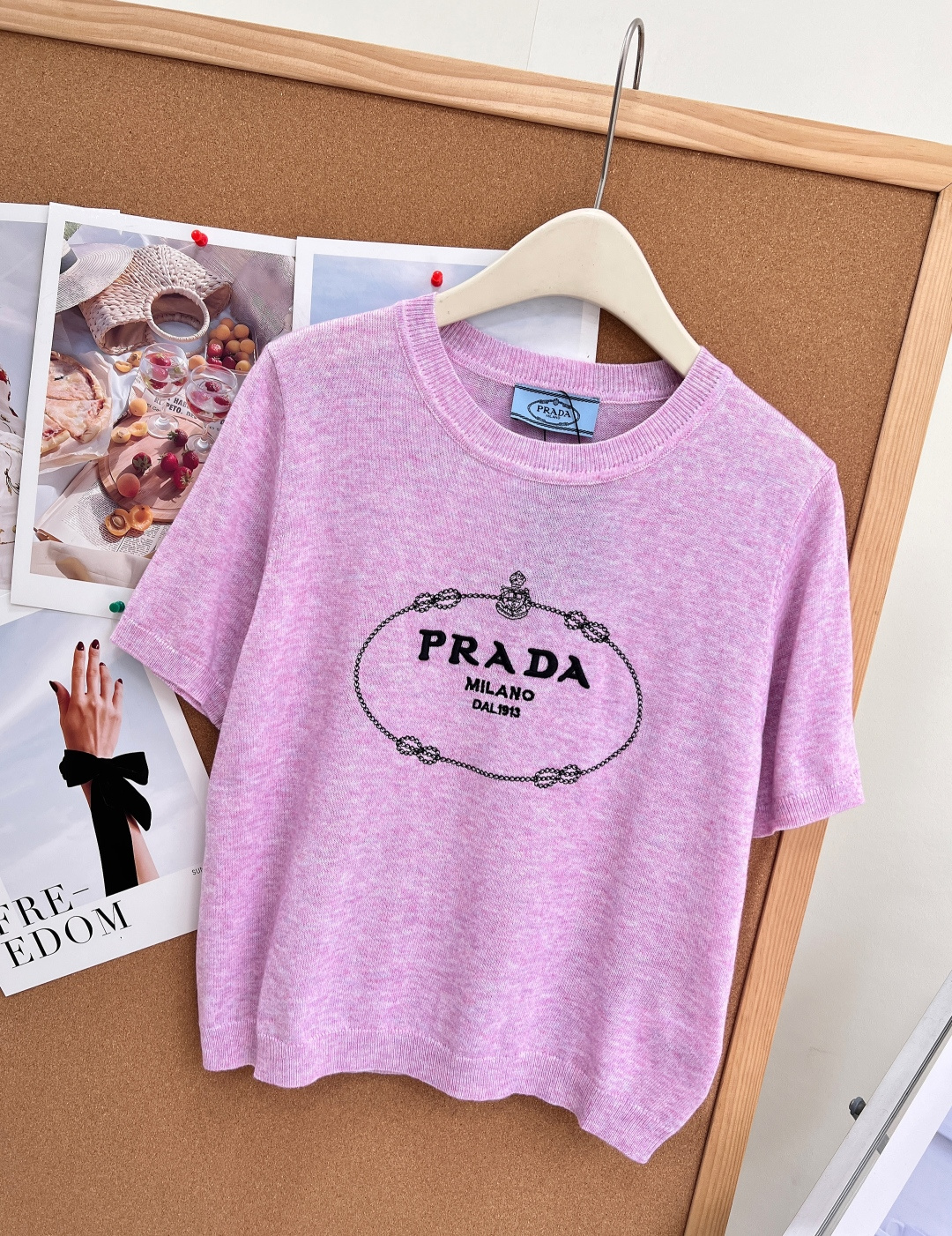 🆕Prada 26新款羊毛针织短袖🩶💖麻灰/柔粉双色上线，经典复古椭圆链条logo印花，把意式低调轻奢拿捏到位，通勤日常