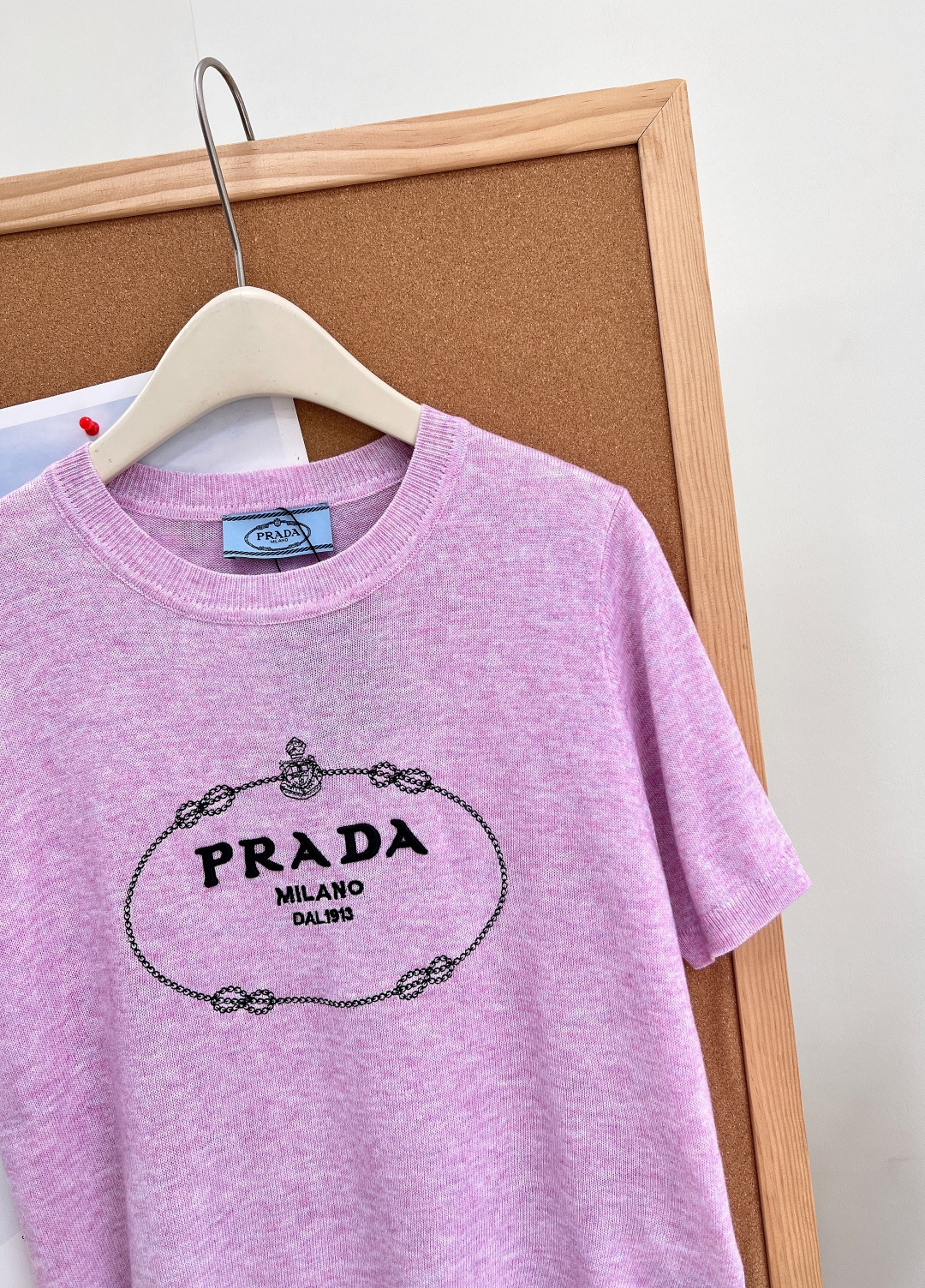 🆕Prada 26新款羊毛针织短袖🩶💖麻灰/柔粉双色上线，经典复古椭圆链条logo印花，把意式低调轻奢拿捏到位，通勤日常