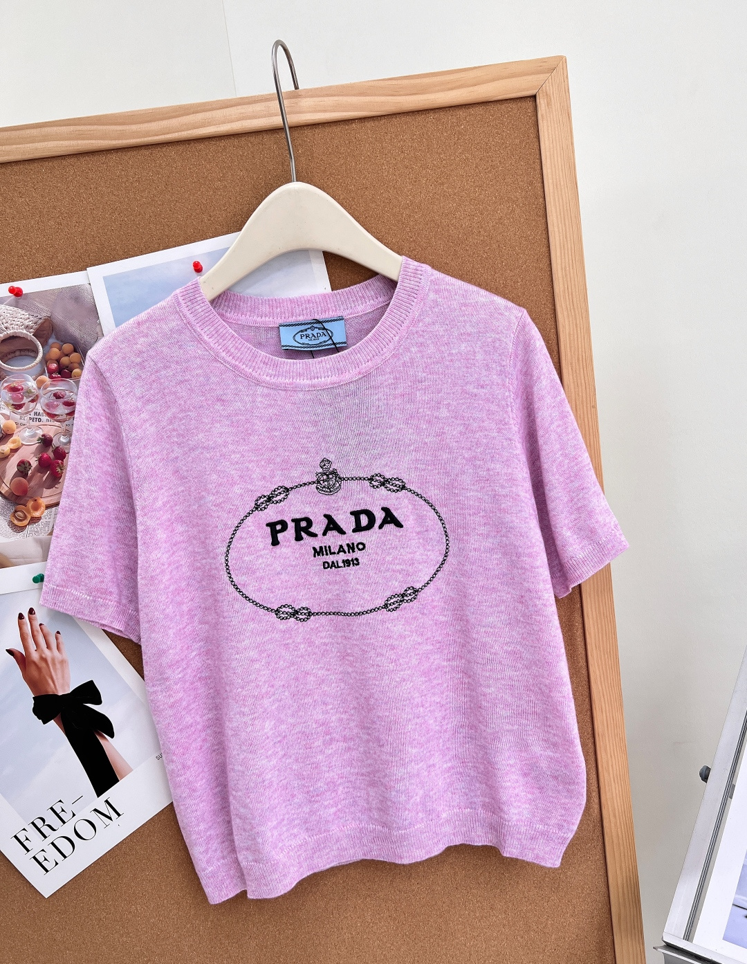 🆕Prada 26新款羊毛针织短袖🩶💖麻灰/柔粉双色上线，经典复古椭圆链条logo印花，把意式低调轻奢拿捏到位，通勤日常