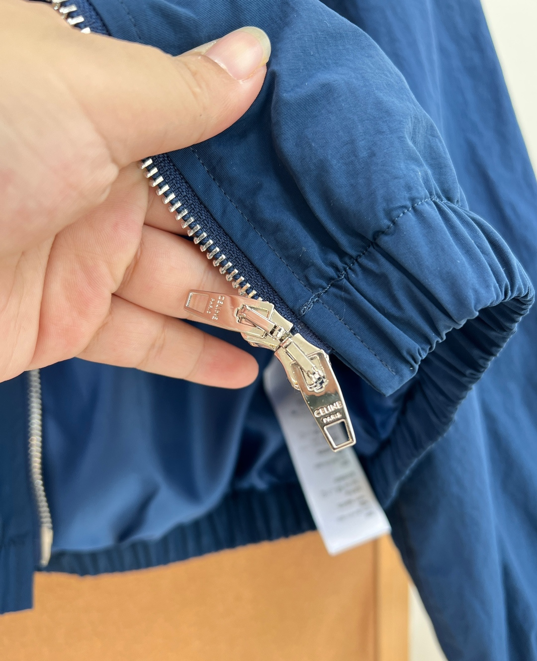 🆕CELINE26早秋短款连帽冲锋夹克🤎💙🖤纯正法式内敛知识分子调性，摒弃夸张大logo，仅胸口小巧凯旋门刺绣低调点缀，