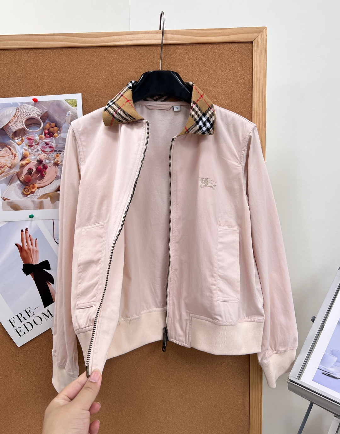 🆕Burberry经典哈林顿短款夹克🤍💖永不过时的哈林顿立裁版型，奶油白、柔粉双色温柔上线，标志性Vintage格纹衣领