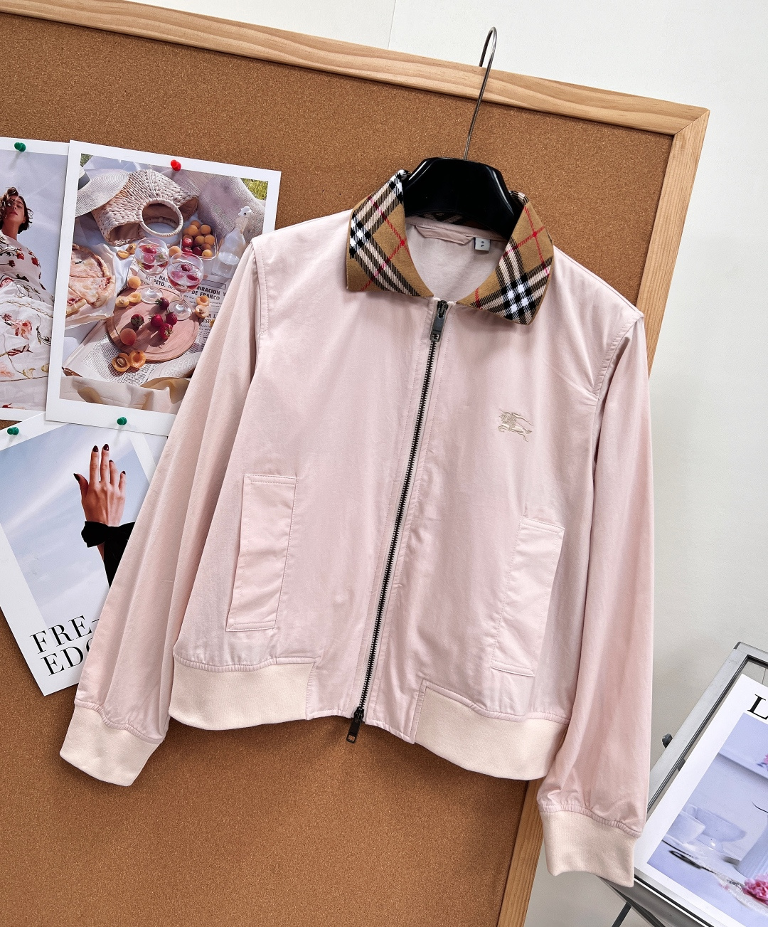 🆕Burberry经典哈林顿短款夹克🤍💖永不过时的哈林顿立裁版型，奶油白、柔粉双色温柔上线，标志性Vintage格纹衣领