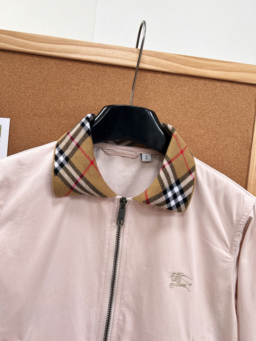 🆕Burberry经典哈林顿短款夹克🤍💖永不过时的哈林顿立裁版型，奶油白、柔粉双色温柔上线，标志性Vintage格纹衣领