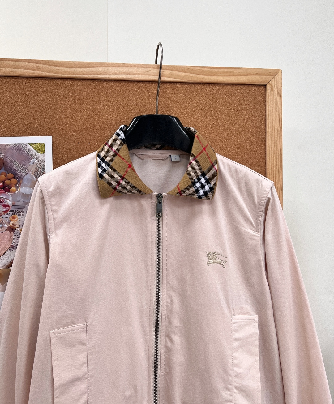 🆕Burberry经典哈林顿短款夹克🤍💖永不过时的哈林顿立裁版型，奶油白、柔粉双色温柔上线，标志性Vintage格纹衣领