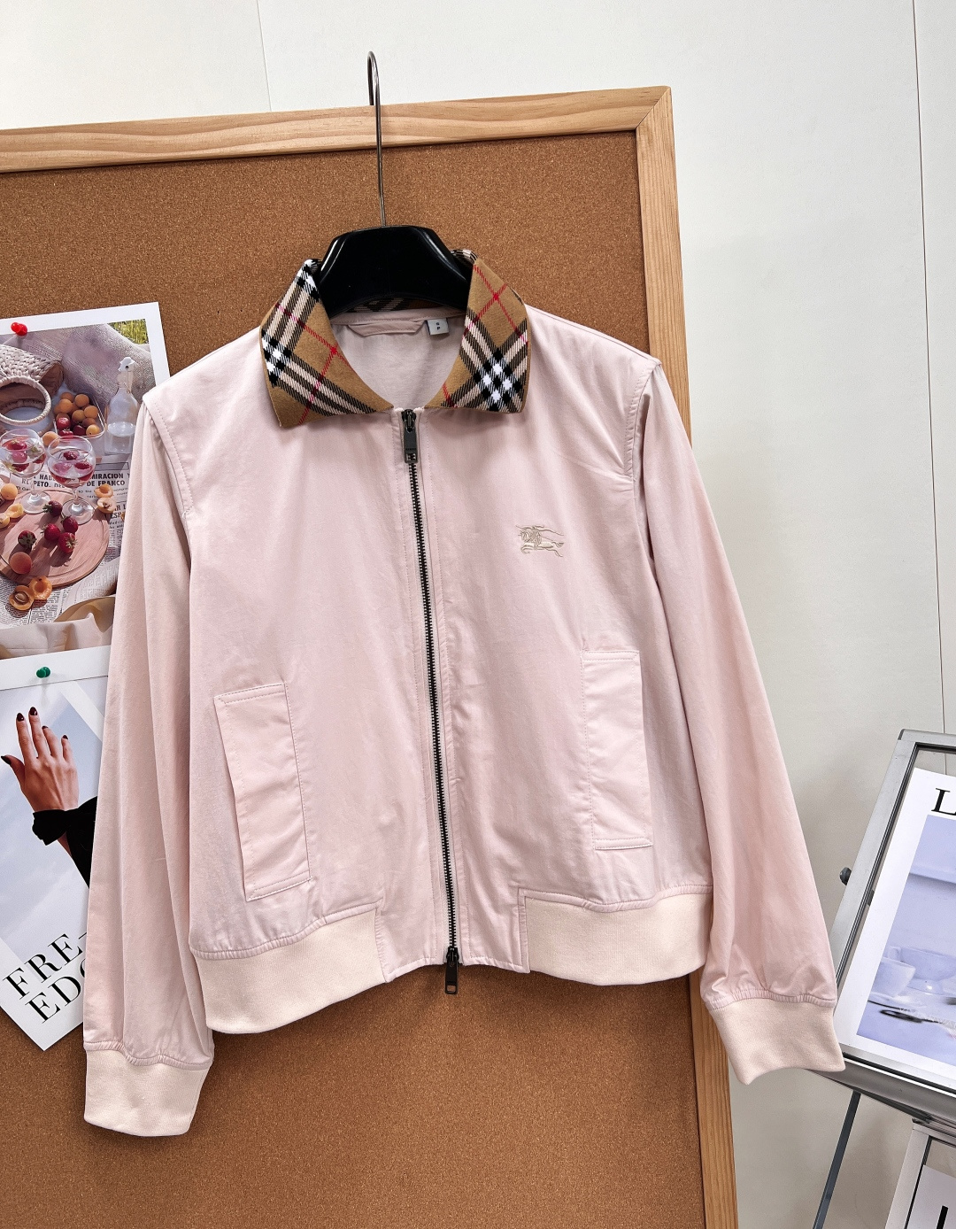 🆕Burberry经典哈林顿短款夹克🤍💖永不过时的哈林顿立裁版型，奶油白、柔粉双色温柔上线，标志性Vintage格纹衣领