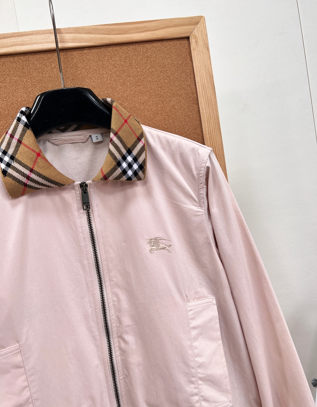 🆕Burberry经典哈林顿短款夹克🤍💖永不过时的哈林顿立裁版型，奶油白、柔粉双色温柔上线，标志性Vintage格纹衣领