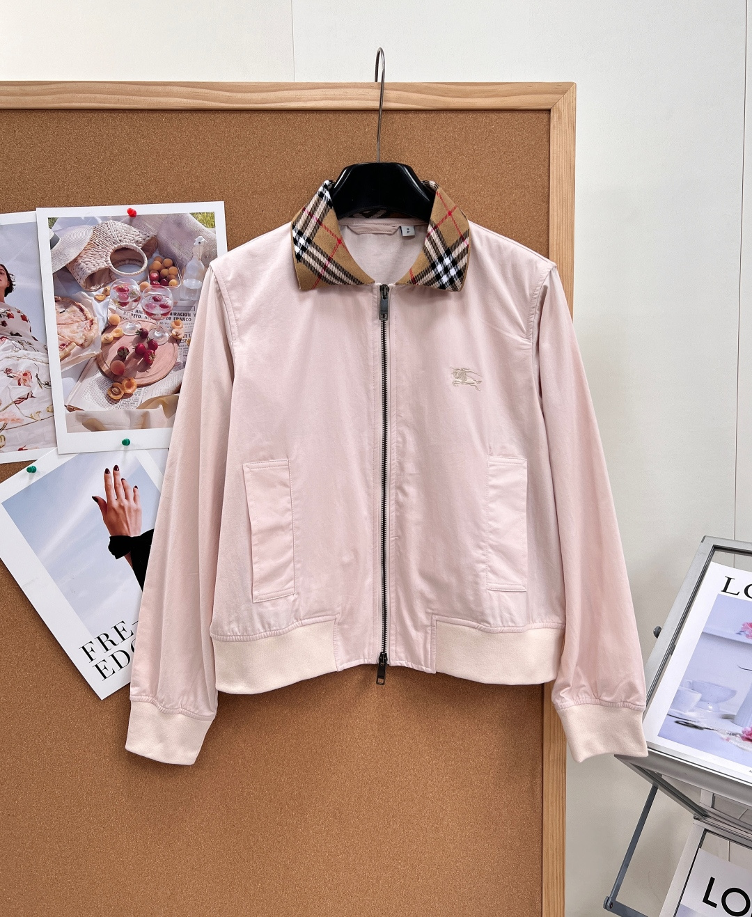 🆕Burberry经典哈林顿短款夹克🤍💖永不过时的哈林顿立裁版型，奶油白、柔粉双色温柔上线，标志性Vintage格纹衣领