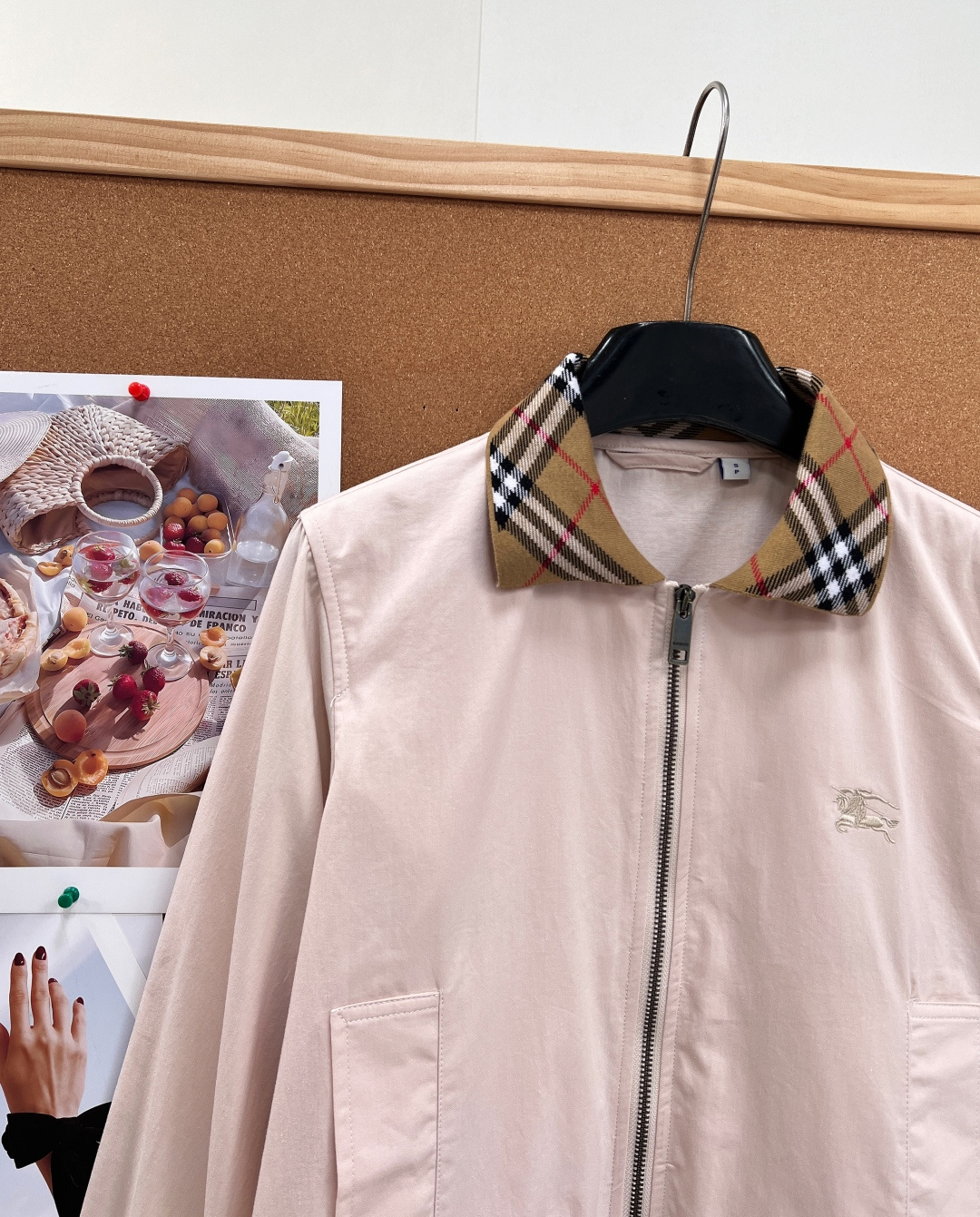 🆕Burberry经典哈林顿短款夹克🤍💖永不过时的哈林顿立裁版型，奶油白、柔粉双色温柔上线，标志性Vintage格纹衣领
