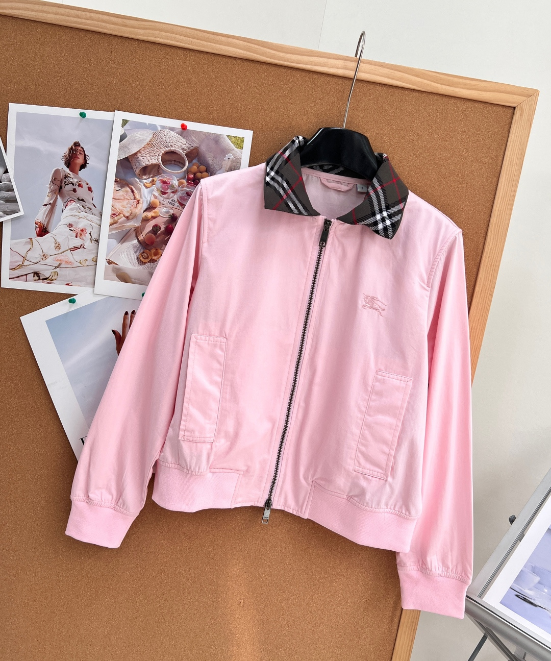 🆕Burberry经典哈林顿短款夹克🤍💖永不过时的哈林顿立裁版型，奶油白、柔粉双色温柔上线，标志性Vintage格纹衣领
