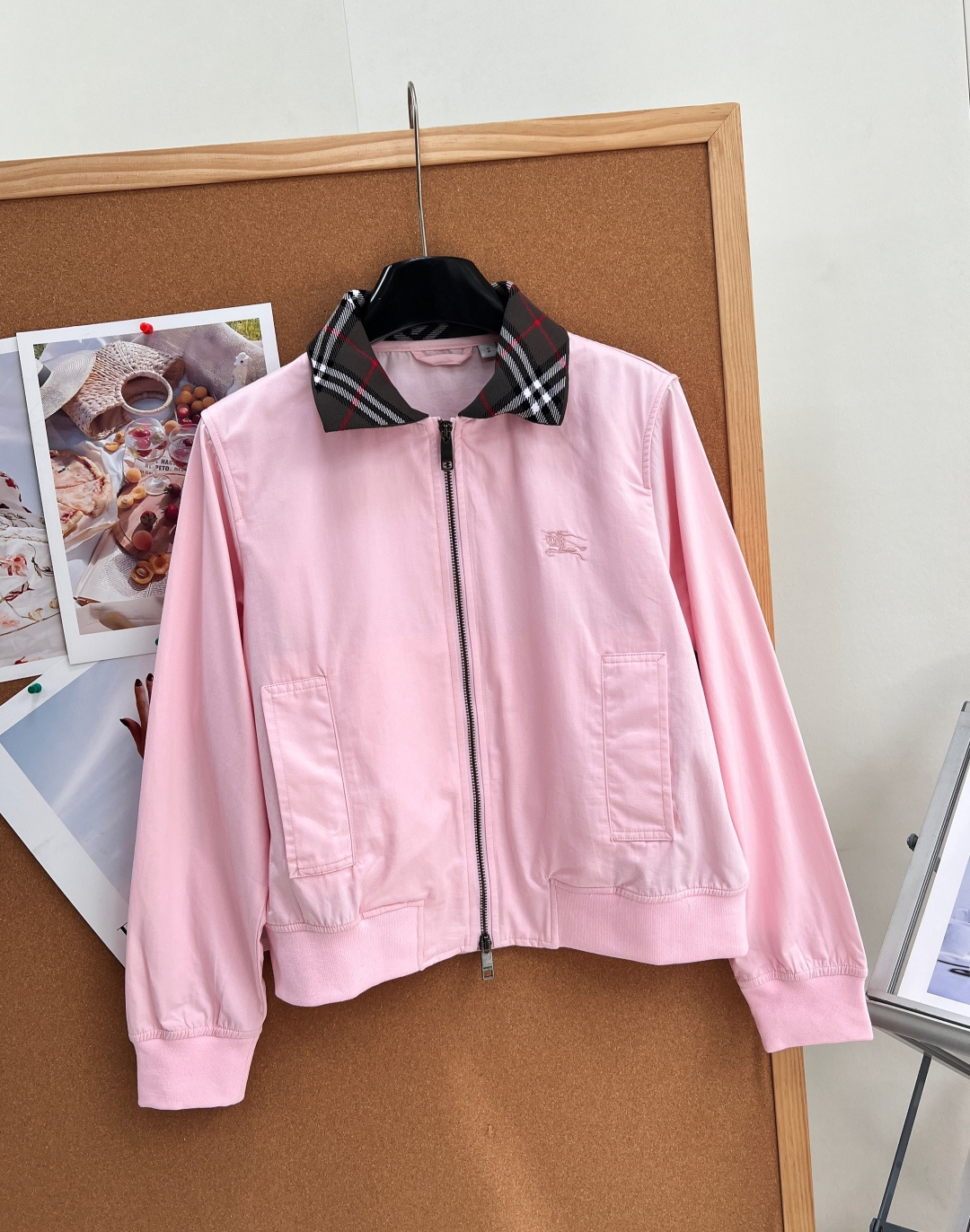 🆕Burberry经典哈林顿短款夹克🤍💖永不过时的哈林顿立裁版型，奶油白、柔粉双色温柔上线，标志性Vintage格纹衣领