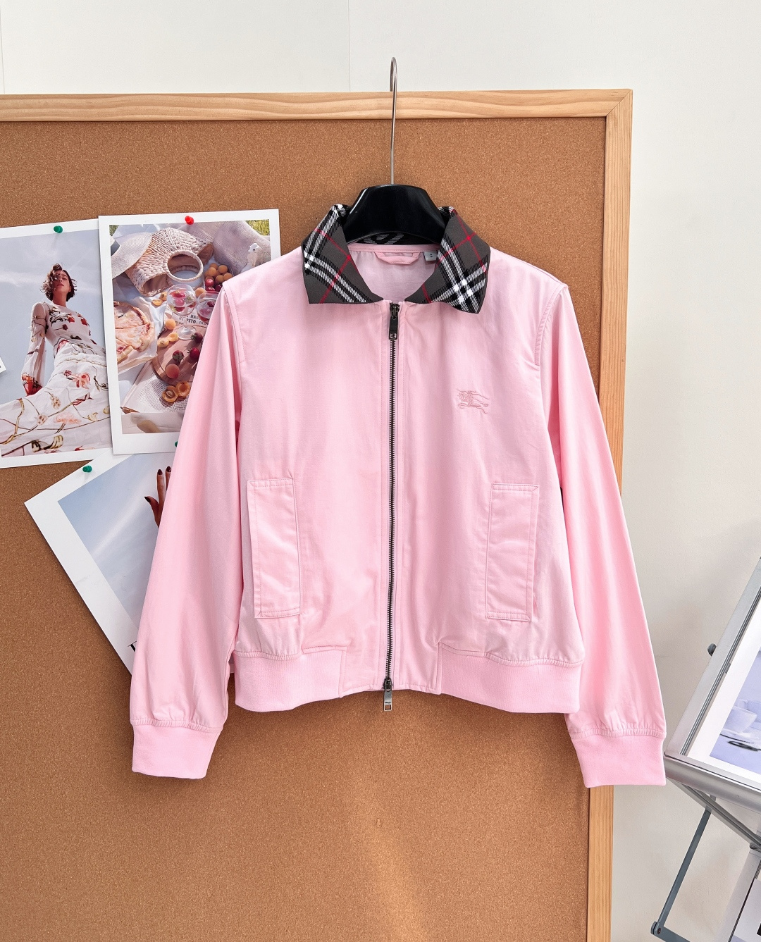 🆕Burberry经典哈林顿短款夹克🤍💖永不过时的哈林顿立裁版型，奶油白、柔粉双色温柔上线，标志性Vintage格纹衣领