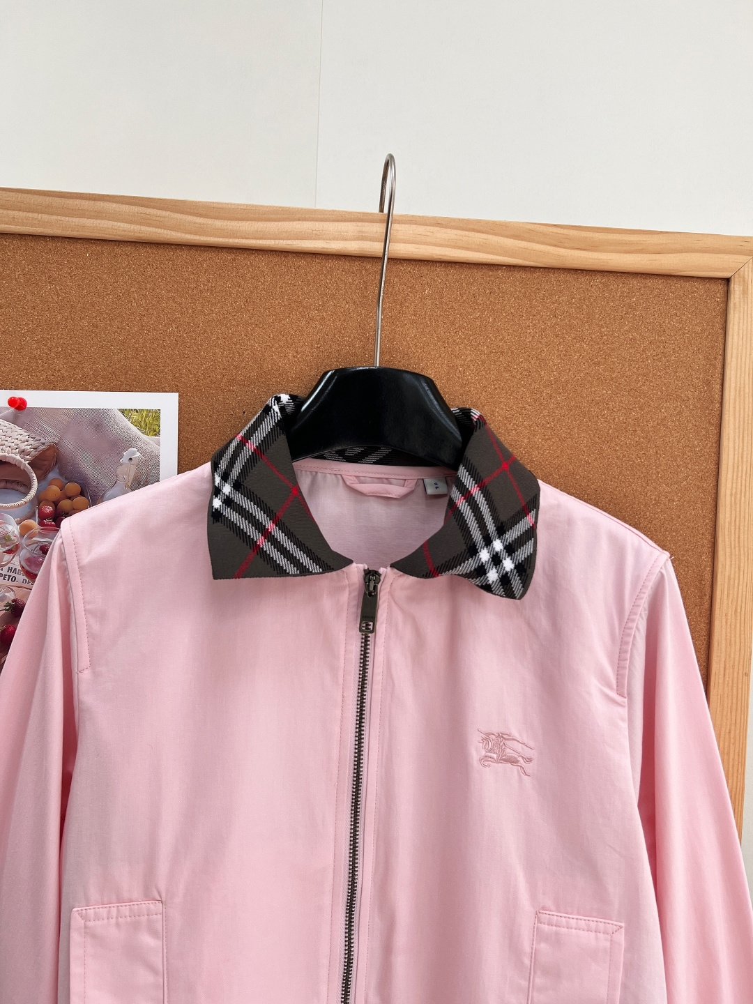 🆕Burberry经典哈林顿短款夹克🤍💖永不过时的哈林顿立裁版型，奶油白、柔粉双色温柔上线，标志性Vintage格纹衣领