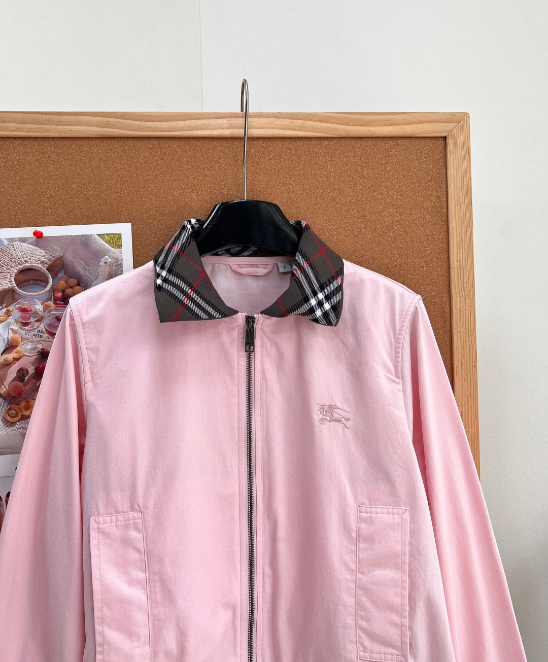 🆕Burberry经典哈林顿短款夹克🤍💖永不过时的哈林顿立裁版型，奶油白、柔粉双色温柔上线，标志性Vintage格纹衣领