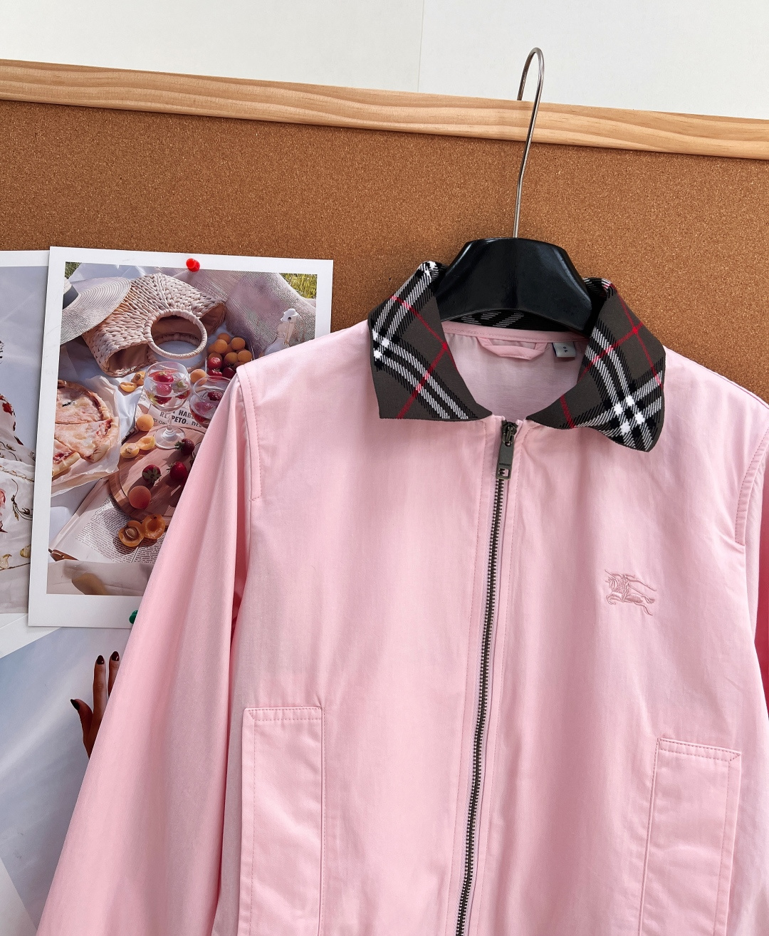 🆕Burberry经典哈林顿短款夹克🤍💖永不过时的哈林顿立裁版型，奶油白、柔粉双色温柔上线，标志性Vintage格纹衣领