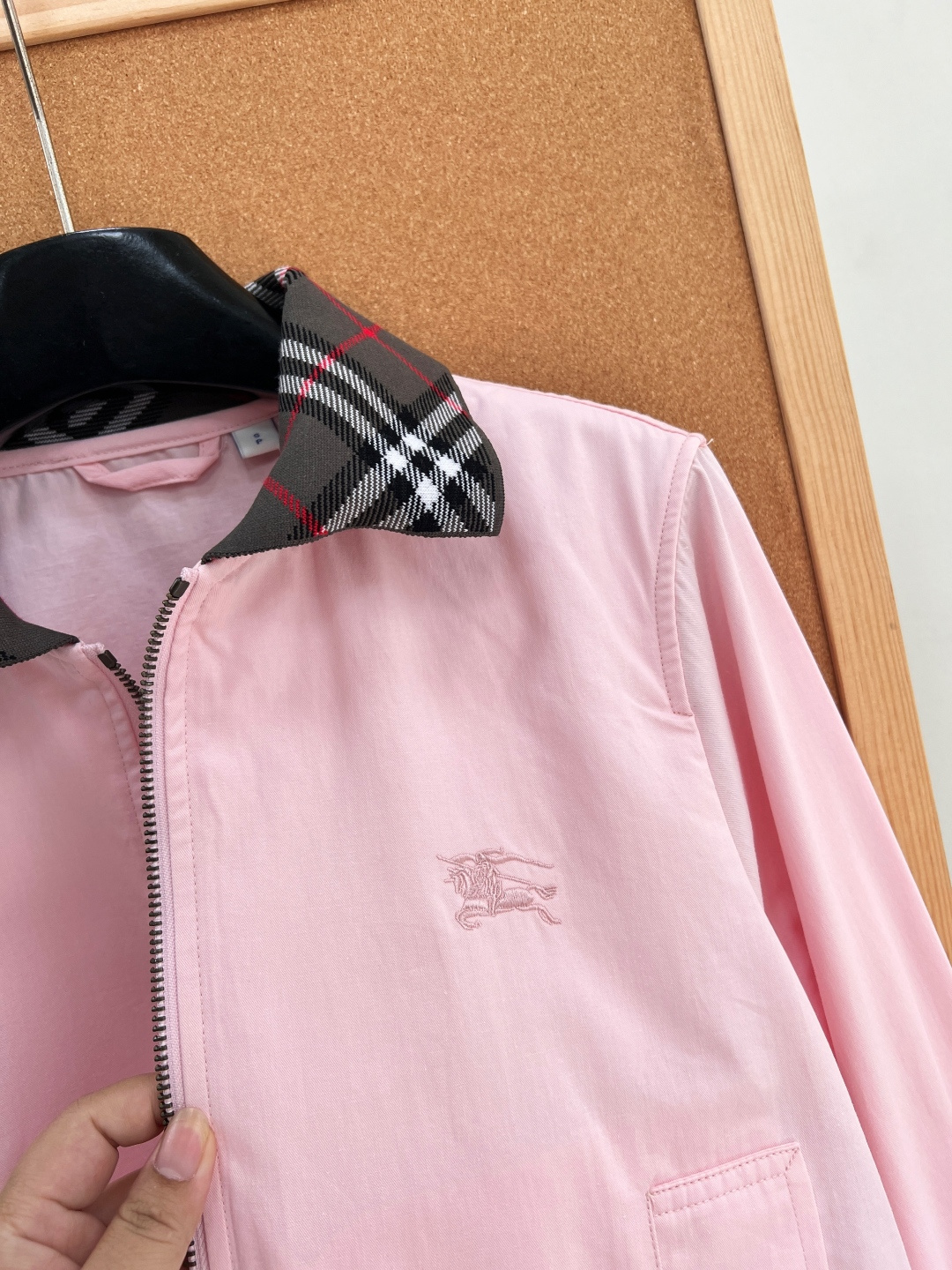🆕Burberry经典哈林顿短款夹克🤍💖永不过时的哈林顿立裁版型，奶油白、柔粉双色温柔上线，标志性Vintage格纹衣领