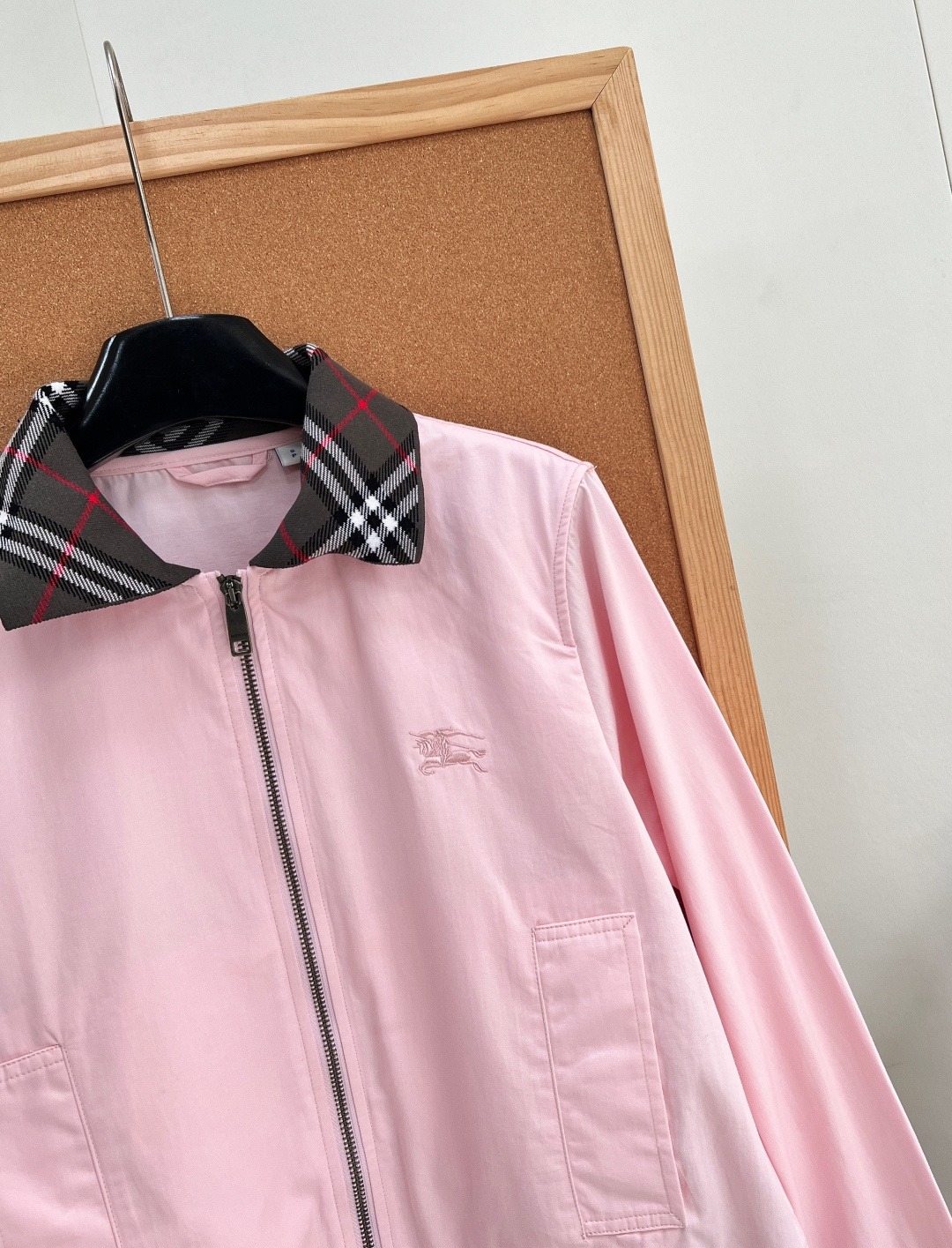 🆕Burberry经典哈林顿短款夹克🤍💖永不过时的哈林顿立裁版型，奶油白、柔粉双色温柔上线，标志性Vintage格纹衣领