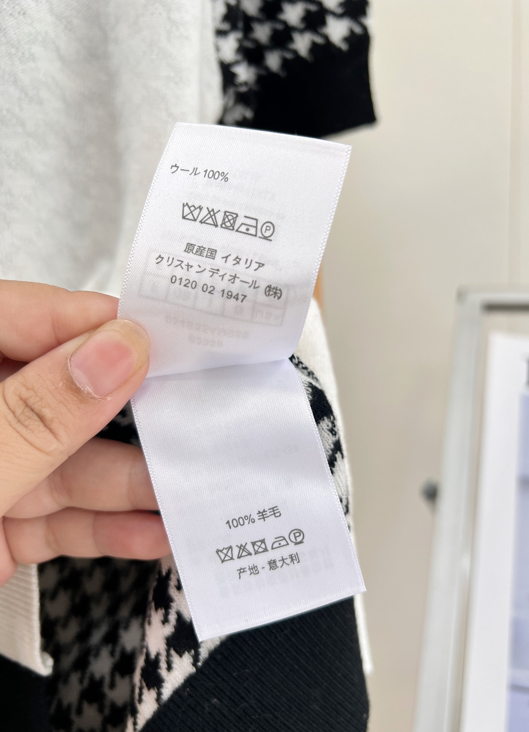 🆕Dior千鸟格拼接针织短袖🤍🖤经典黑白千鸟格撞色拼接，把法式复古与轻奢质感完美融合，告别基础针织衫的单调感，通勤日常都