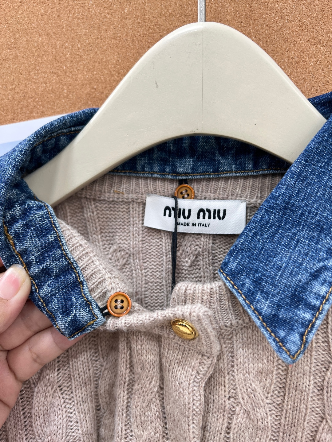 🆕miumiu系复古学院感王炸，牛仔领拼接麻花针织开衫🤎早秋氛围感刚需单品，燕麦灰温柔底色+牛仔翻领撞色，把复古少女感拿