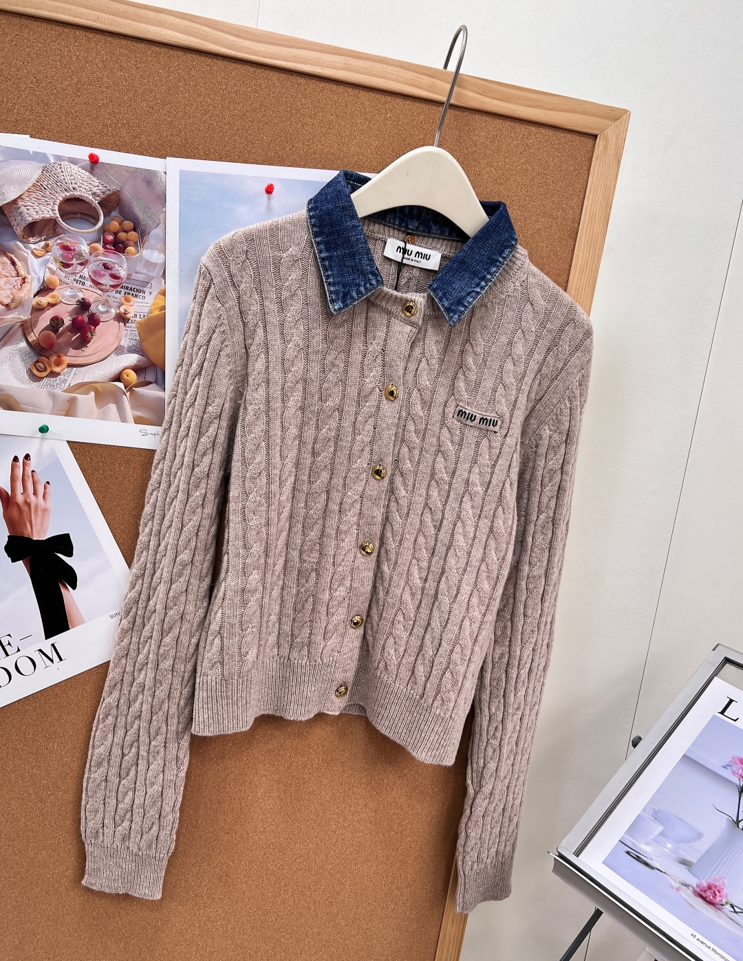 🆕miumiu系复古学院感王炸，牛仔领拼接麻花针织开衫🤎早秋氛围感刚需单品，燕麦灰温柔底色+牛仔翻领撞色，把复古少女感拿