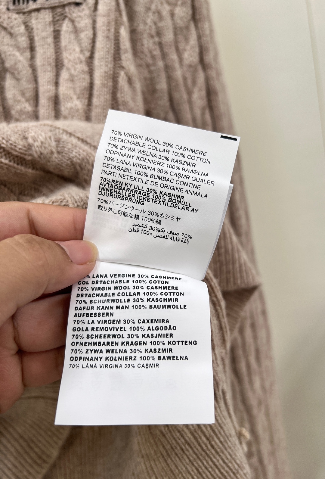 🆕miumiu系复古学院感王炸，牛仔领拼接麻花针织开衫🤎早秋氛围感刚需单品，燕麦灰温柔底色+牛仔翻领撞色，把复古少女感拿