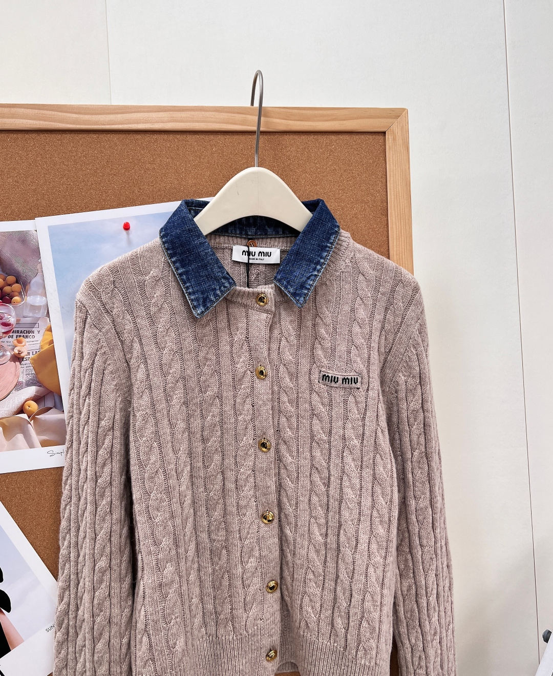 🆕miumiu系复古学院感王炸，牛仔领拼接麻花针织开衫🤎早秋氛围感刚需单品，燕麦灰温柔底色+牛仔翻领撞色，把复古少女感拿