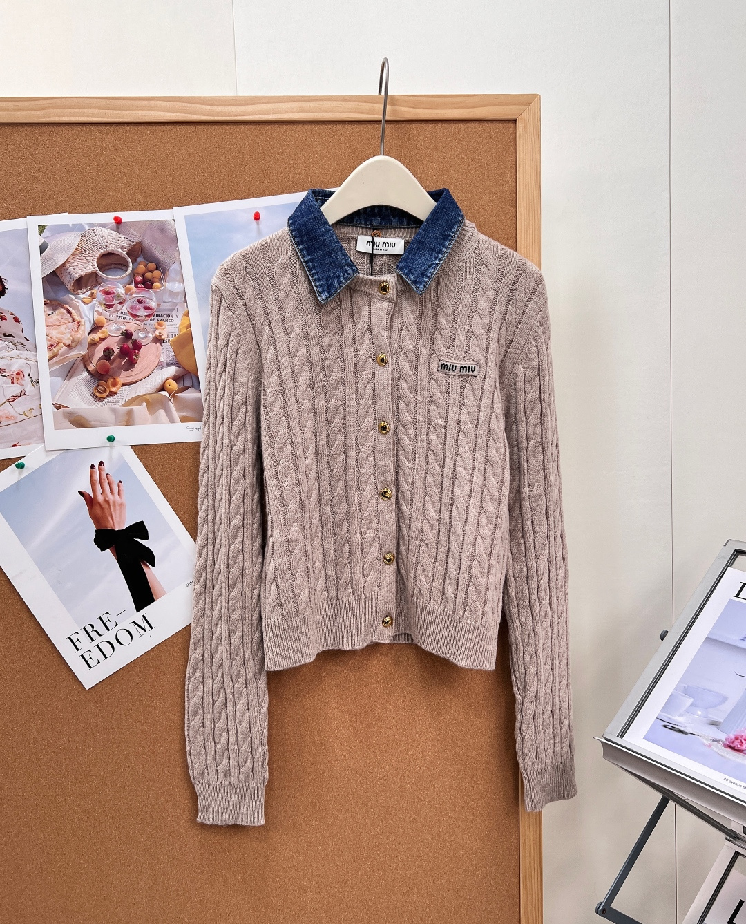 🆕miumiu系复古学院感王炸，牛仔领拼接麻花针织开衫🤎早秋氛围感刚需单品，燕麦灰温柔底色+牛仔翻领撞色，把复古少女感拿