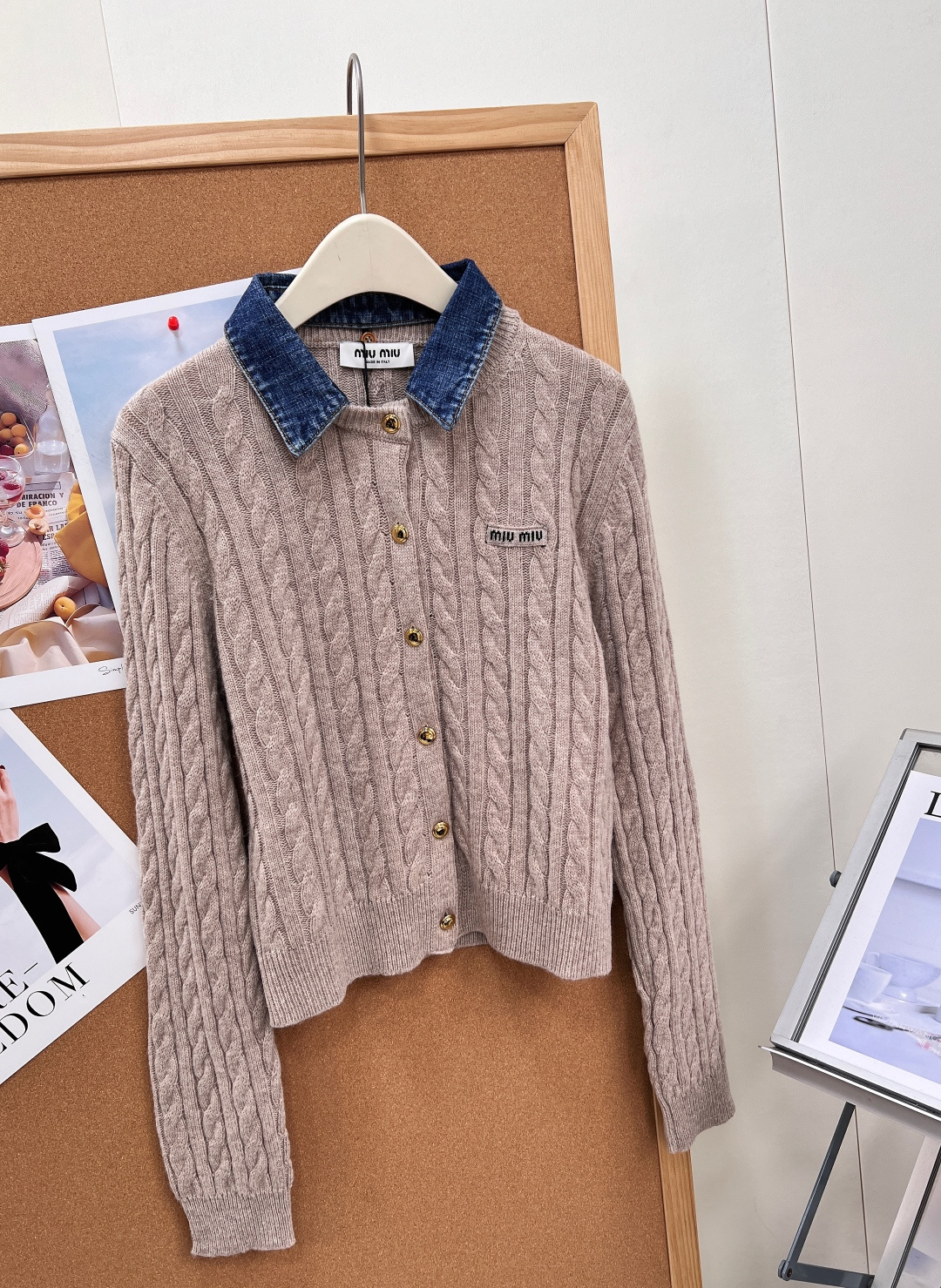 🆕miumiu系复古学院感王炸，牛仔领拼接麻花针织开衫🤎早秋氛围感刚需单品，燕麦灰温柔底色+牛仔翻领撞色，把复古少女感拿