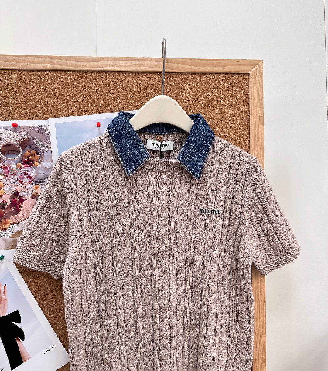 🆕Miumiu学院风本命针织短袖｜牛仔领拼接麻花纹针织上衣🤎早秋过渡刚需单品，燕麦灰温柔底色搭配牛仔撞色翻领，柔糯针织与