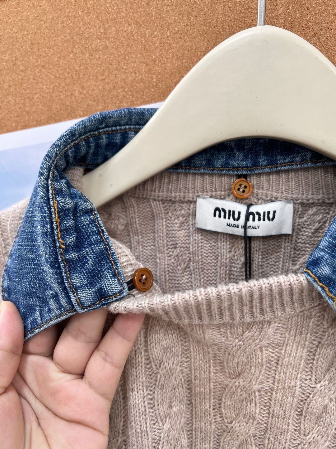 🆕Miumiu学院风本命针织短袖｜牛仔领拼接麻花纹针织上衣🤎早秋过渡刚需单品，燕麦灰温柔底色搭配牛仔撞色翻领，柔糯针织与