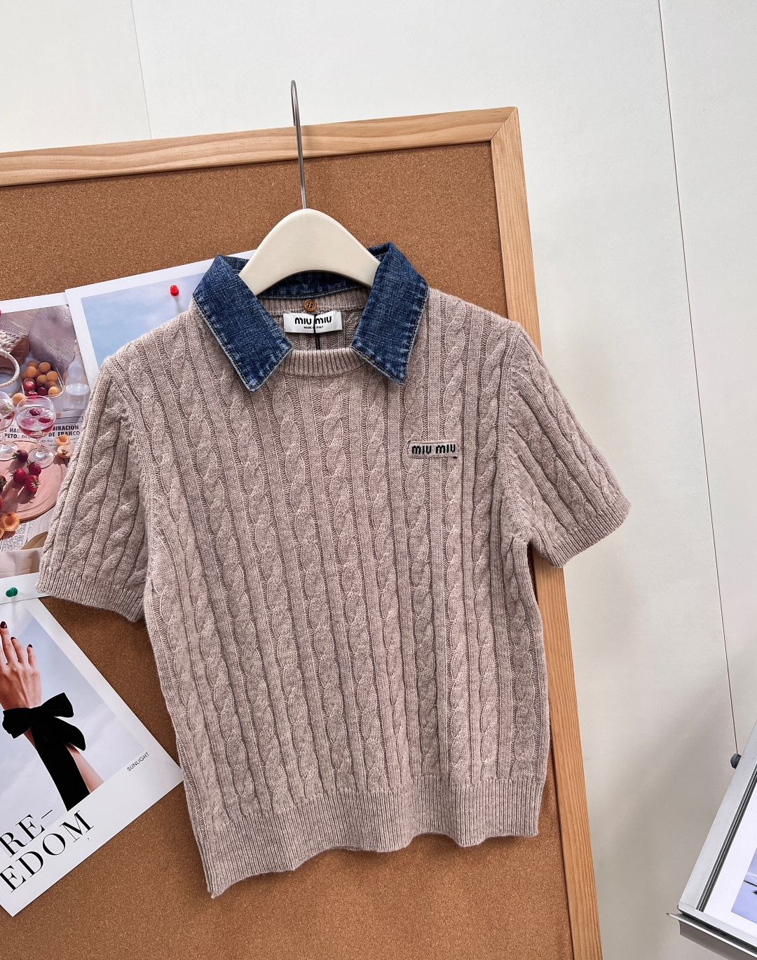 🆕Miumiu学院风本命针织短袖｜牛仔领拼接麻花纹针织上衣🤎早秋过渡刚需单品，燕麦灰温柔底色搭配牛仔撞色翻领，柔糯针织与