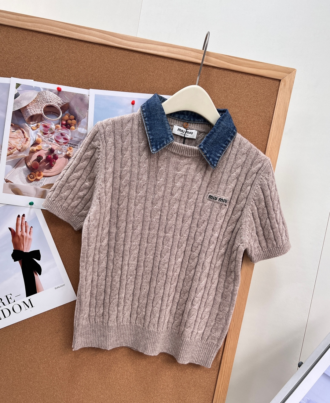 🆕Miumiu学院风本命针织短袖｜牛仔领拼接麻花纹针织上衣🤎早秋过渡刚需单品，燕麦灰温柔底色搭配牛仔撞色翻领，柔糯针织与