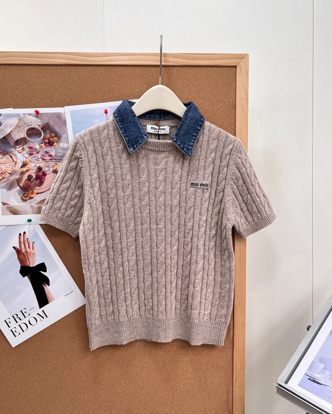 🆕Miumiu学院风本命针织短袖｜牛仔领拼接麻花纹针织上衣🤎早秋过渡刚需单品，燕麦灰温柔底色搭配牛仔撞色翻领，柔糯针织与