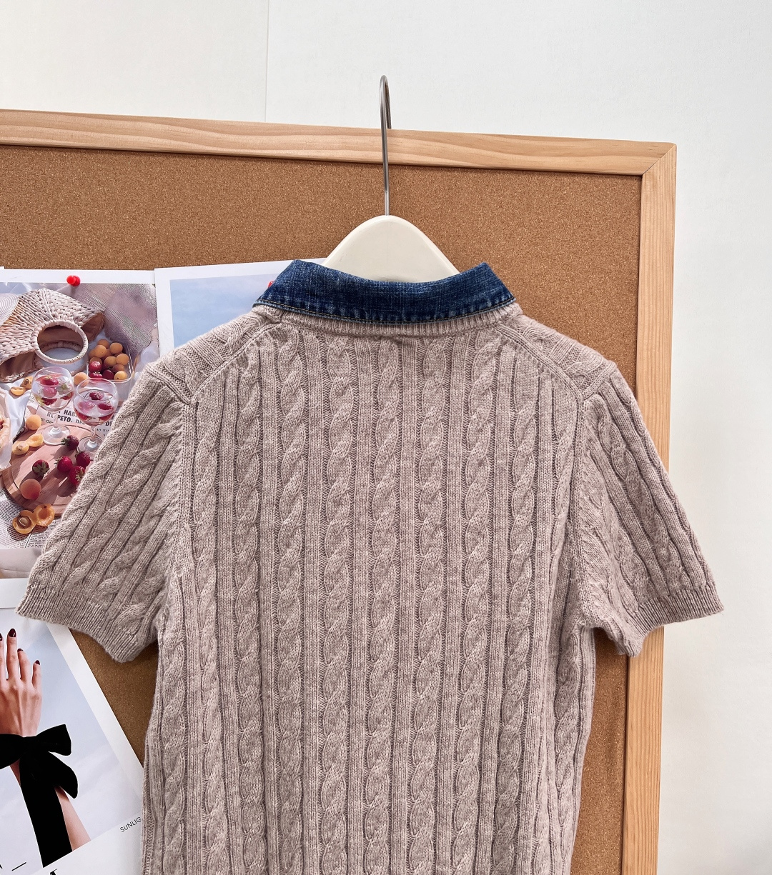 🆕Miumiu学院风本命针织短袖｜牛仔领拼接麻花纹针织上衣🤎早秋过渡刚需单品，燕麦灰温柔底色搭配牛仔撞色翻领，柔糯针织与