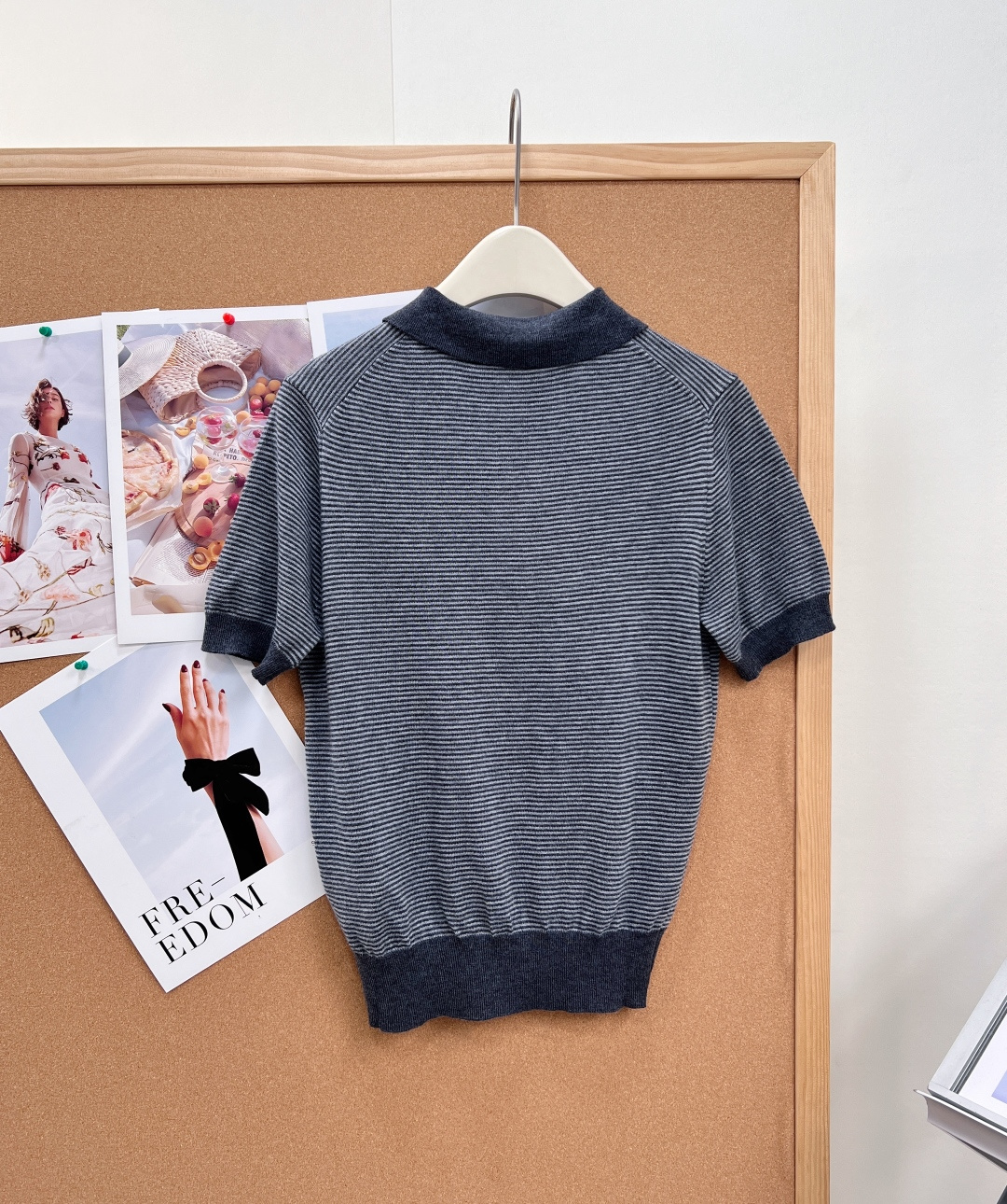 🆕Miu Miu灰调细条纹Polo针织短袖🤍🖤经典Polo翻领+细密灰黑横条纹，自带复古学院氛围感，低调克制的配色完美诠