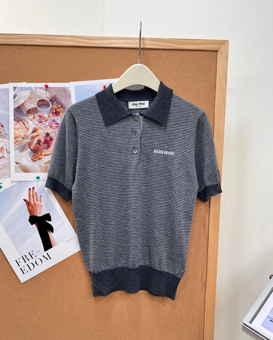 🆕Miu Miu灰调细条纹Polo针织短袖🤍🖤经典Polo翻领+细密灰黑横条纹，自带复古学院氛围感，低调克制的配色完美诠