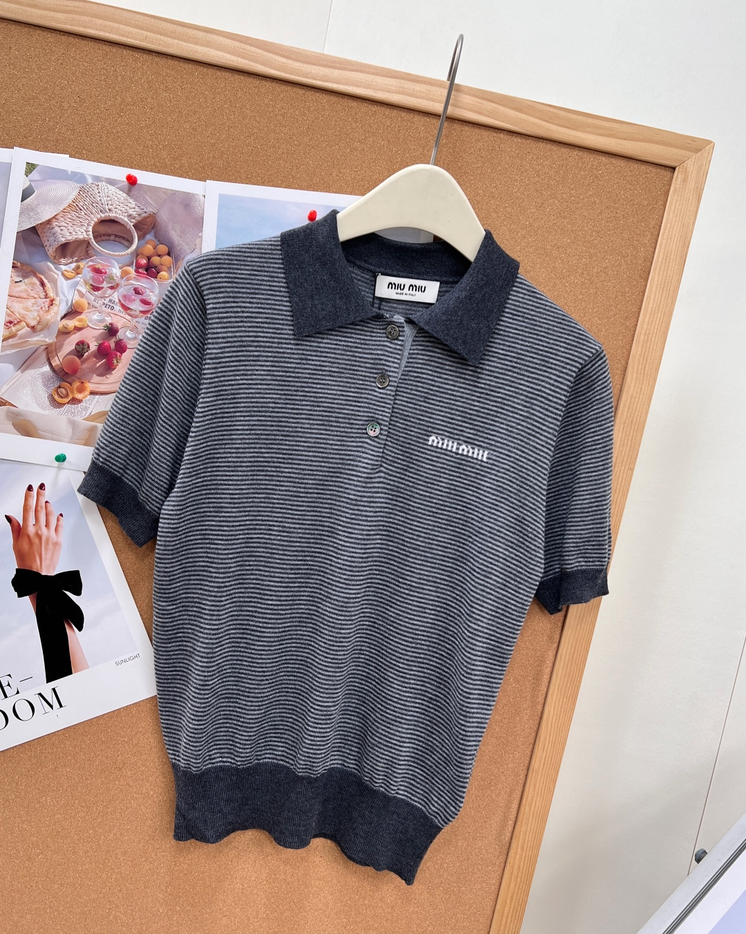 🆕Miu Miu灰调细条纹Polo针织短袖🤍🖤经典Polo翻领+细密灰黑横条纹，自带复古学院氛围感，低调克制的配色完美诠
