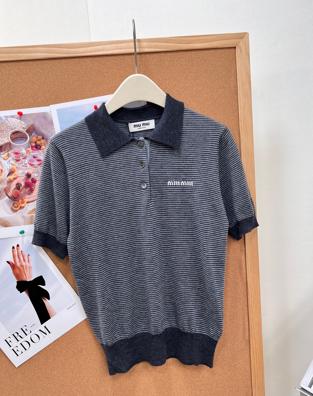 🆕Miu Miu灰调细条纹Polo针织短袖🤍🖤经典Polo翻领+细密灰黑横条纹，自带复古学院氛围感，低调克制的配色完美诠