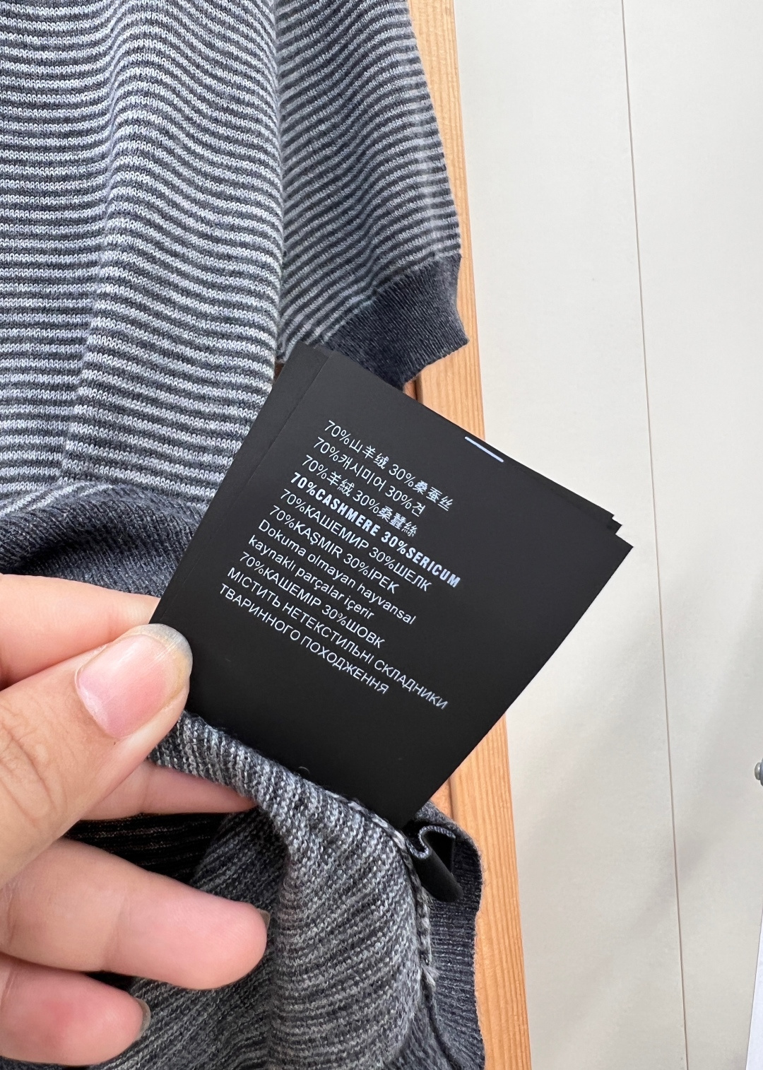 🆕Miu Miu灰调细条纹Polo针织短袖🤍🖤经典Polo翻领+细密灰黑横条纹，自带复古学院氛围感，低调克制的配色完美诠