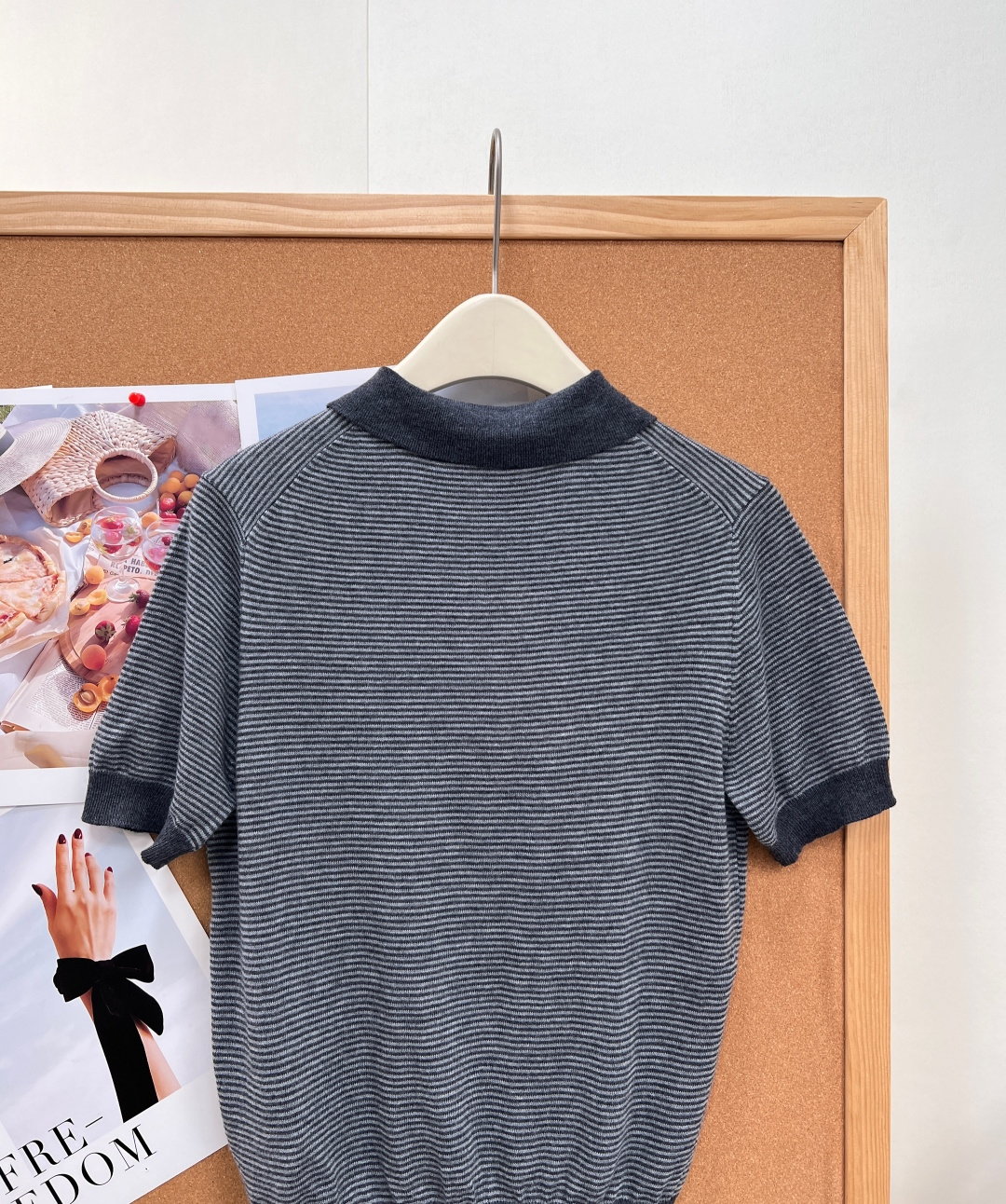 🆕Miu Miu灰调细条纹Polo针织短袖🤍🖤经典Polo翻领+细密灰黑横条纹，自带复古学院氛围感，低调克制的配色完美诠