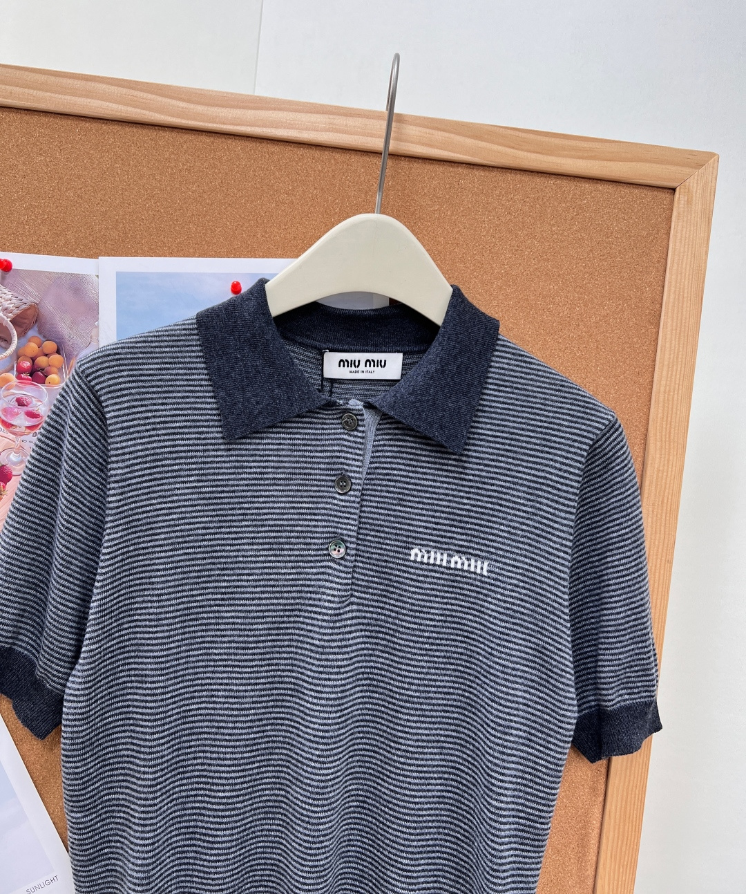 🆕Miu Miu灰调细条纹Polo针织短袖🤍🖤经典Polo翻领+细密灰黑横条纹，自带复古学院氛围感，低调克制的配色完美诠