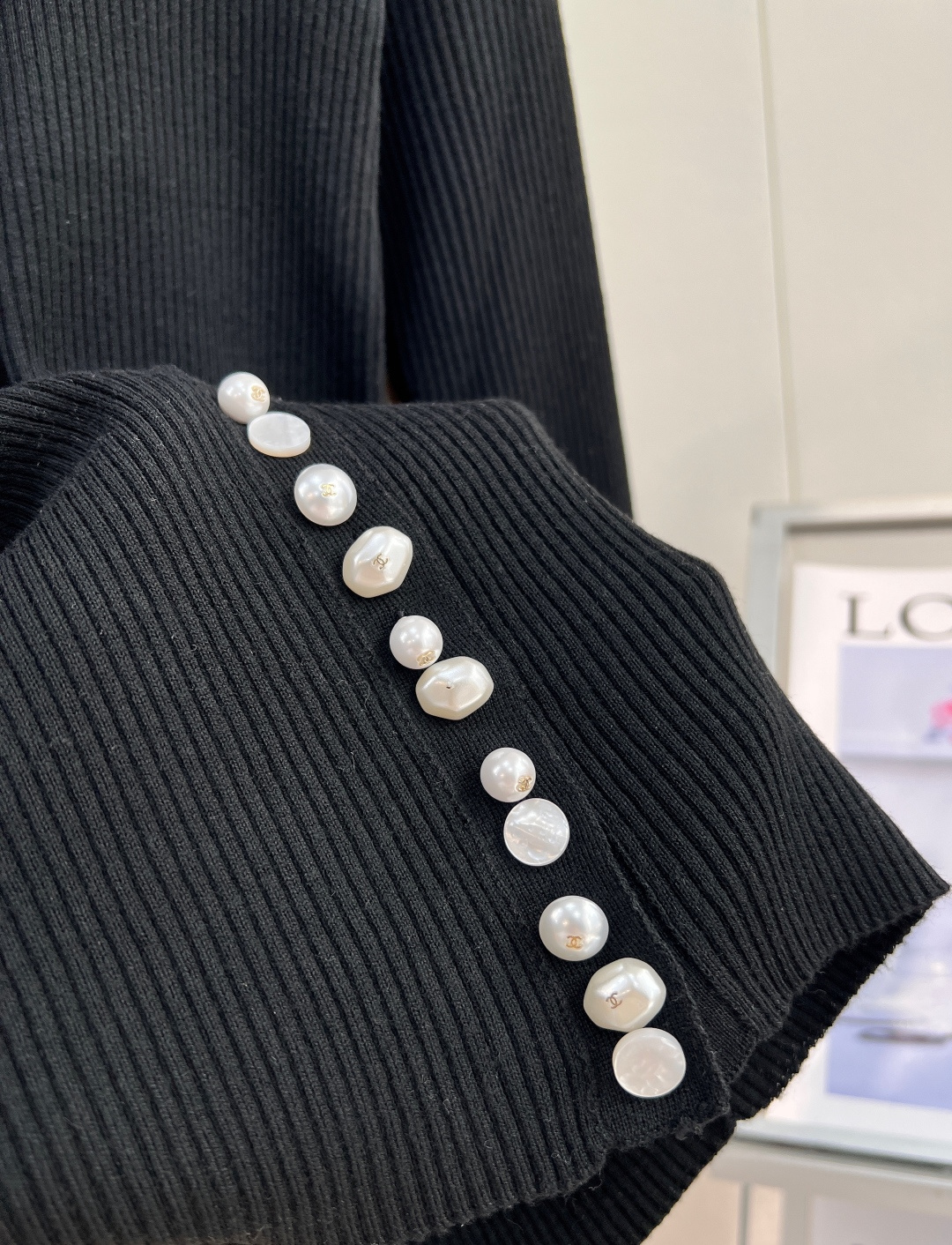 🆕Chanel 26A珍珠扣竖坑条针织衫🖤系列经典气质单品，纯黑竖坑条肌理+一排温润珍珠纽扣，把法式优雅与轻奢感拉满，低