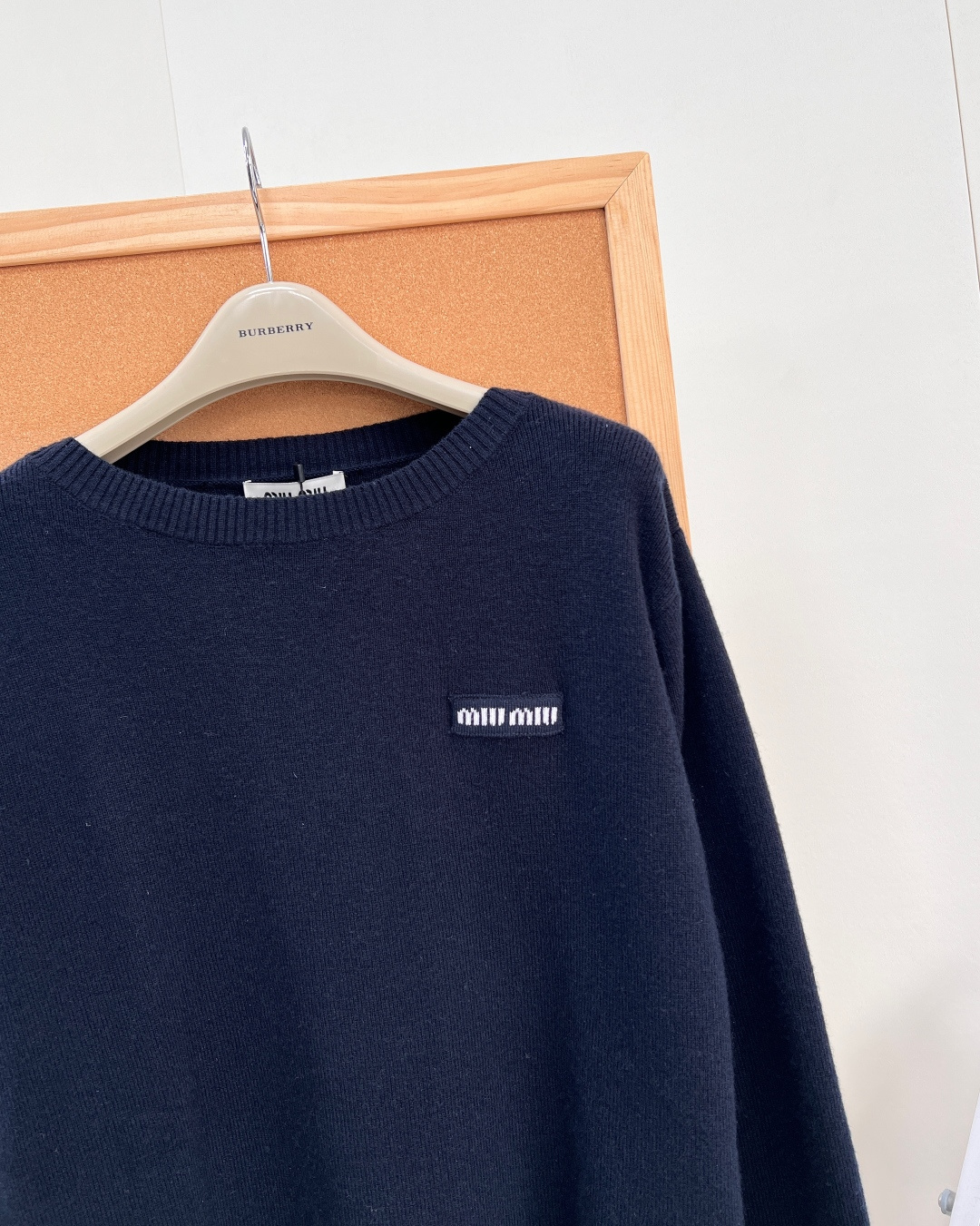 🆕Miu Miu26SS新款藏青一字肩针织长袖💙早秋气质款一字肩针织衫，低调藏青色高级耐看，恰到好处的微露肩设计，温柔展