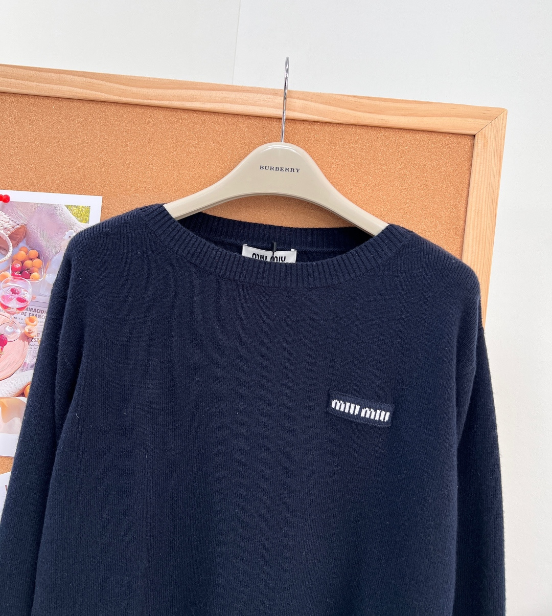 🆕Miu Miu26SS新款藏青一字肩针织长袖💙早秋气质款一字肩针织衫，低调藏青色高级耐看，恰到好处的微露肩设计，温柔展
