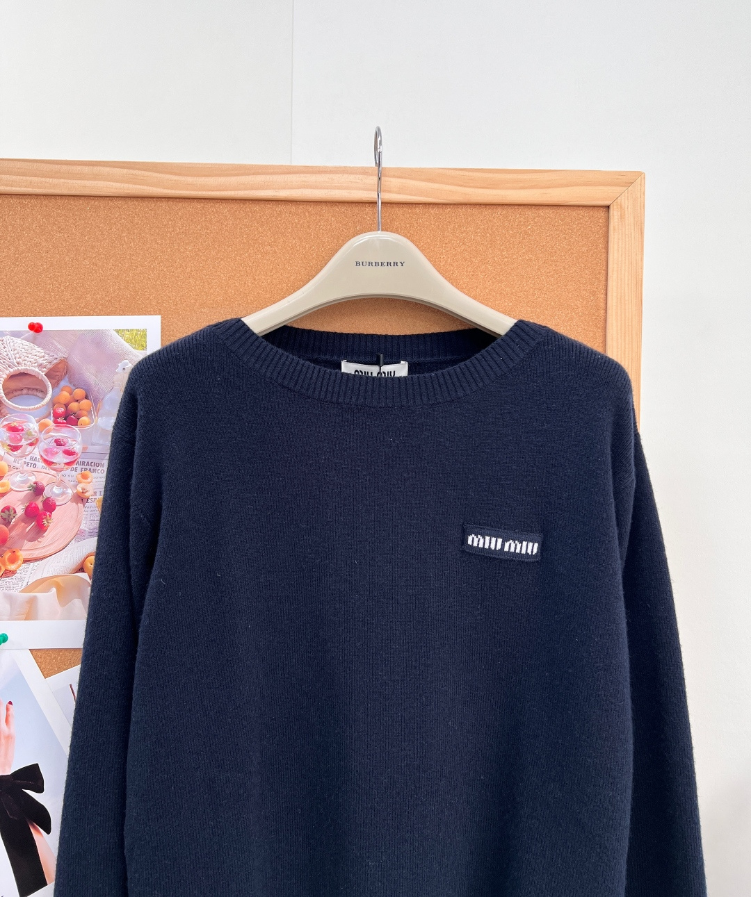 🆕Miu Miu26SS新款藏青一字肩针织长袖💙早秋气质款一字肩针织衫，低调藏青色高级耐看，恰到好处的微露肩设计，温柔展