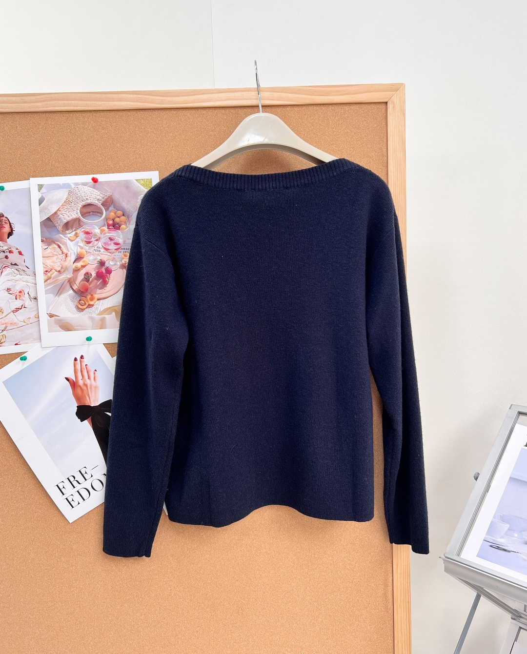 🆕Miu Miu26SS新款藏青一字肩针织长袖💙早秋气质款一字肩针织衫，低调藏青色高级耐看，恰到好处的微露肩设计，温柔展