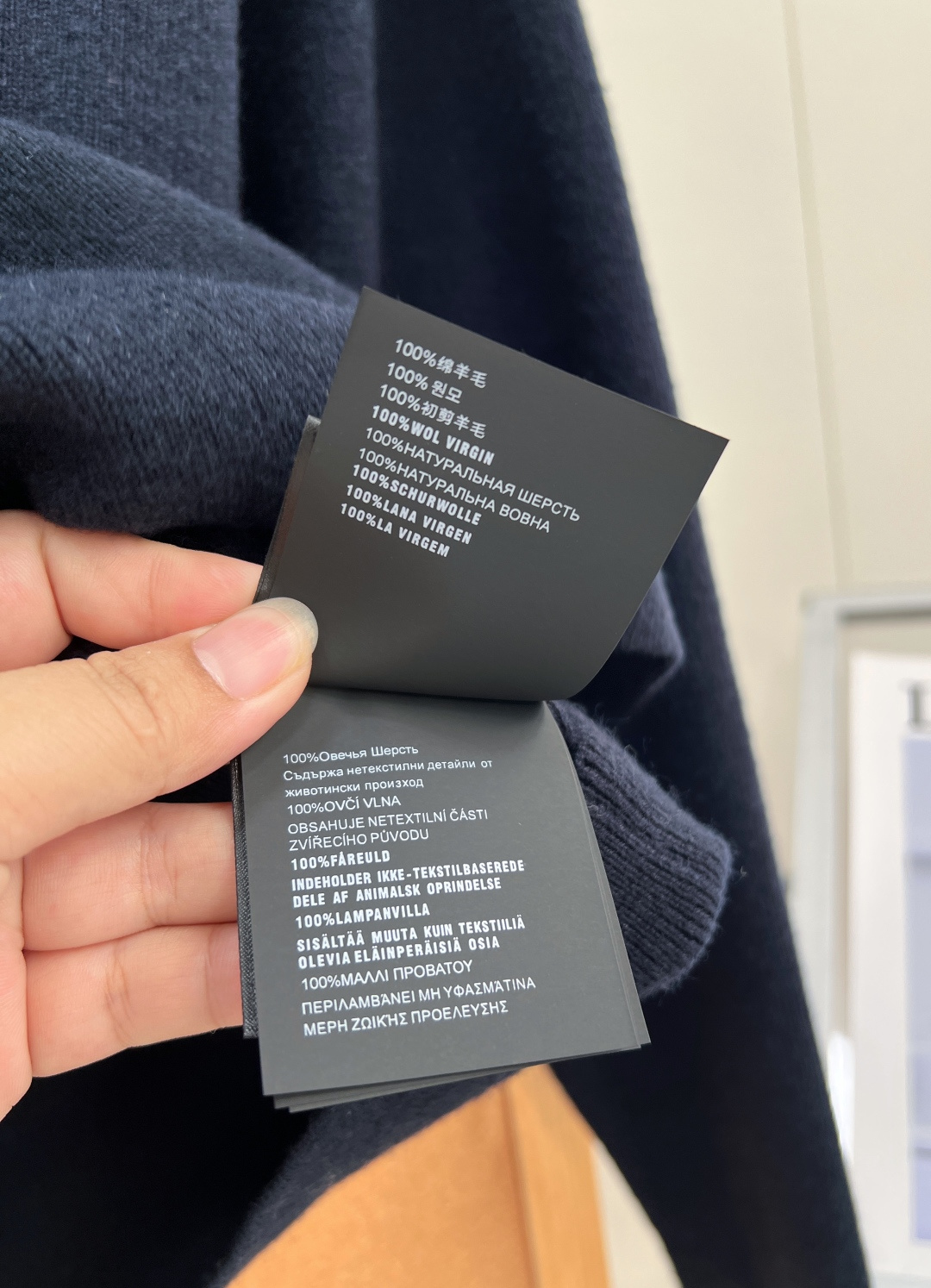 🆕Miu Miu26SS新款藏青一字肩针织长袖💙早秋气质款一字肩针织衫，低调藏青色高级耐看，恰到好处的微露肩设计，温柔展