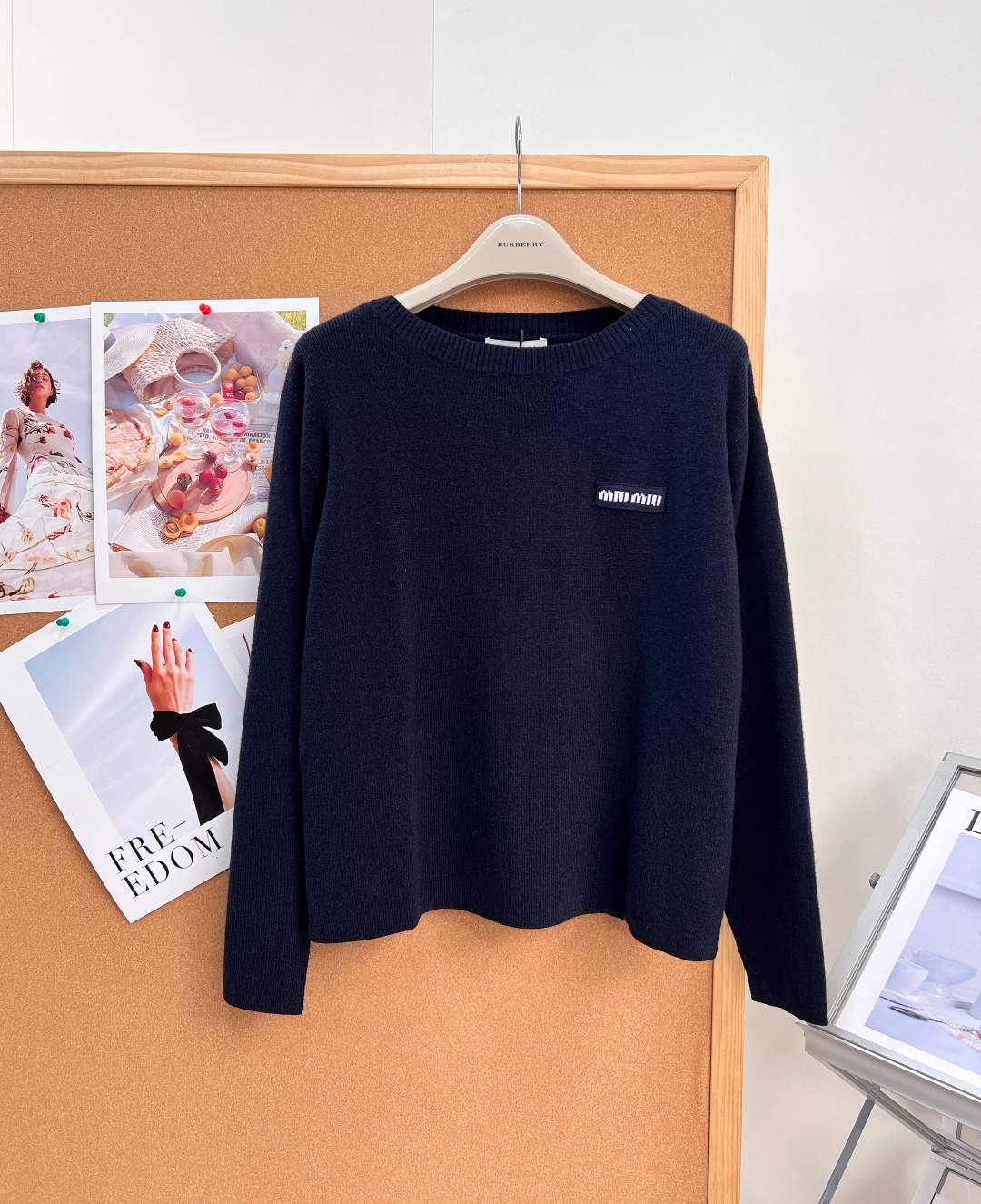 🆕Miu Miu26SS新款藏青一字肩针织长袖💙早秋气质款一字肩针织衫，低调藏青色高级耐看，恰到好处的微露肩设计，温柔展
