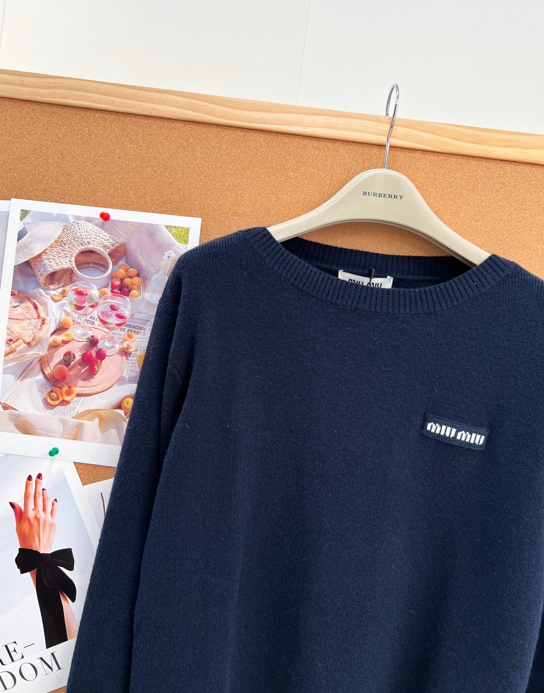 🆕Miu Miu26SS新款藏青一字肩针织长袖💙早秋气质款一字肩针织衫，低调藏青色高级耐看，恰到好处的微露肩设计，温柔展