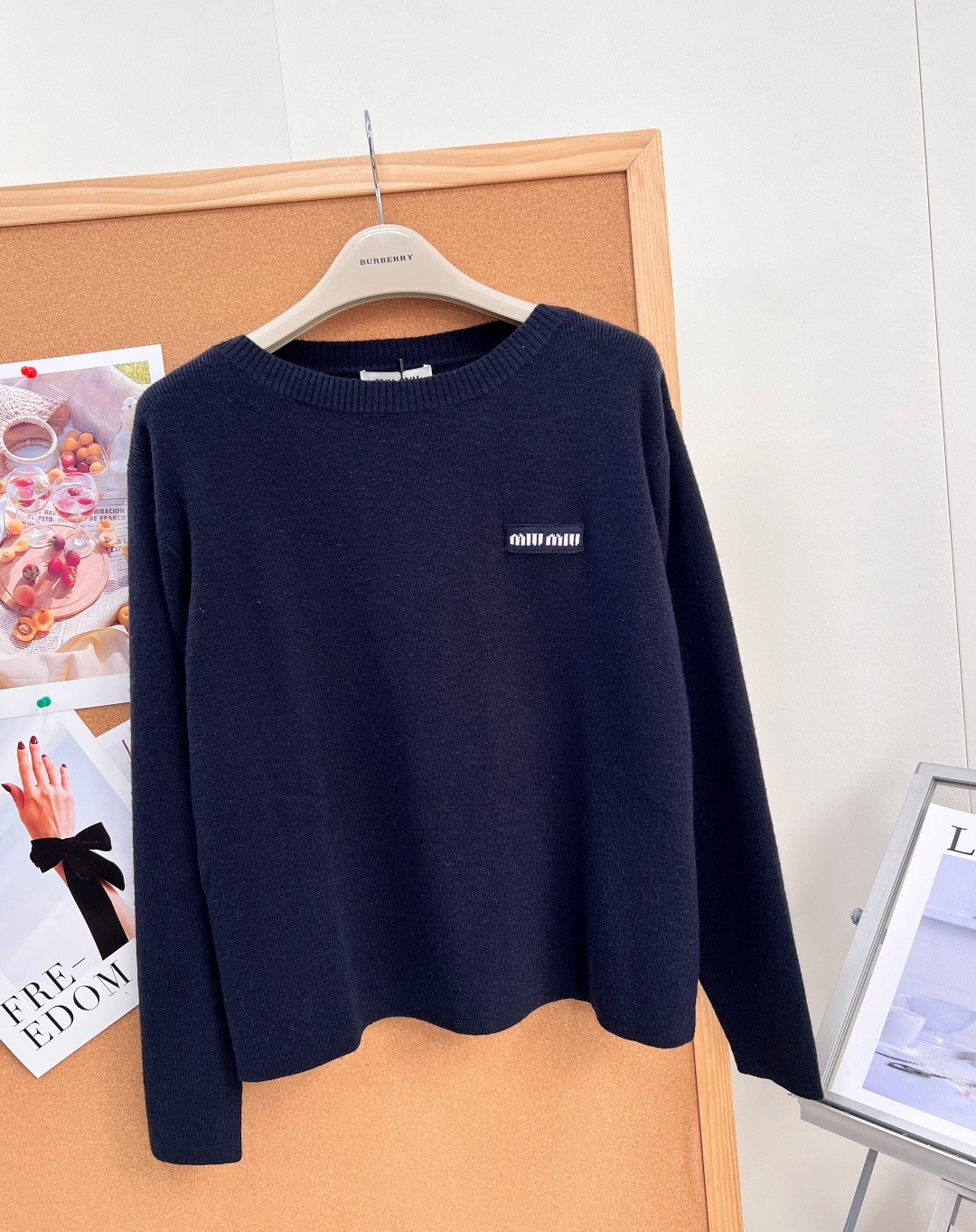 🆕Miu Miu26SS新款藏青一字肩针织长袖💙早秋气质款一字肩针织衫，低调藏青色高级耐看，恰到好处的微露肩设计，温柔展