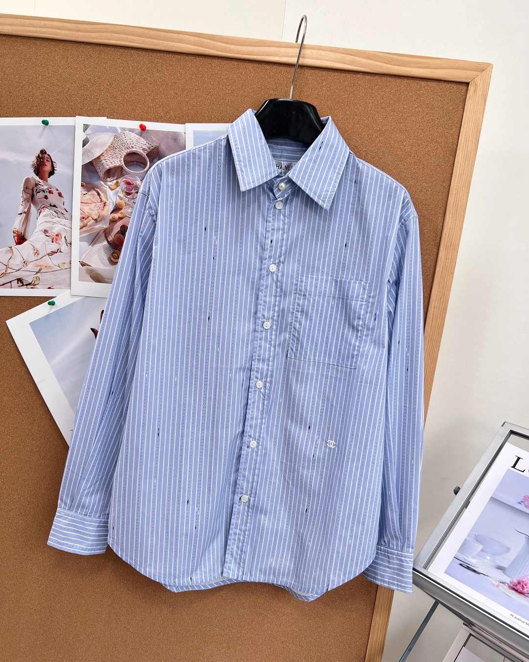 🆕Chanel蓝白竖条纹刺绣衬衫💙26春夏氛围感神款，经典浅蓝竖条纹自带清爽滤镜，把法式慵懒松弛感与低调轻奢完美融合，通